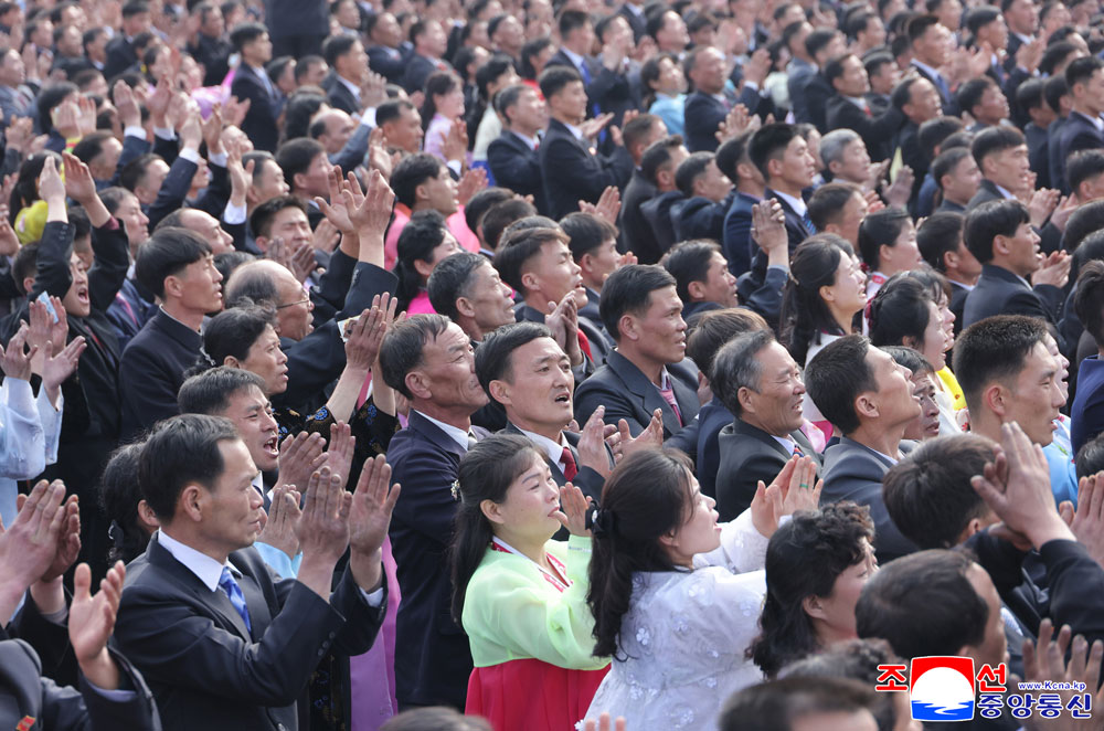 敬爱的金正恩同志在天圣青年煤矿参加最高人民会议议员选举，向煤矿工人给以勉励
