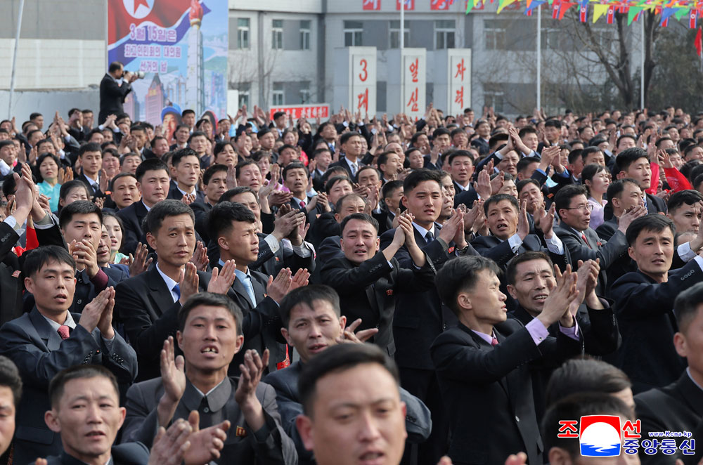 敬爱的金正恩同志在天圣青年煤矿参加最高人民会议议员选举，向煤矿工人给以勉励