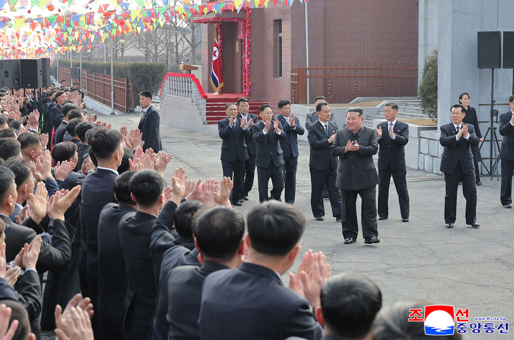 敬爱的金正恩同志在天圣青年煤矿参加最高人民会议议员选举，向煤矿工人给以勉励