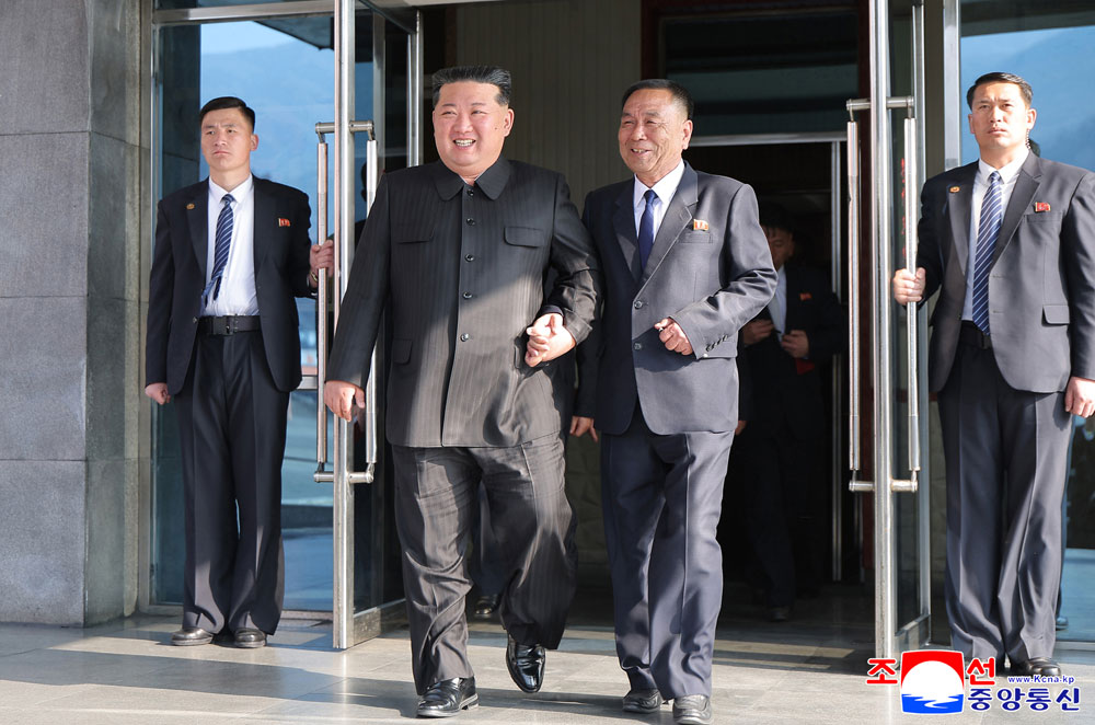 敬爱的金正恩同志在天圣青年煤矿参加最高人民会议议员选举，向煤矿工人给以勉励