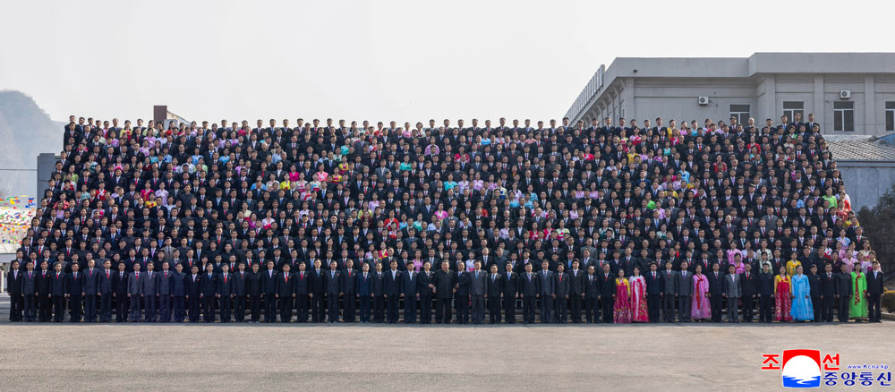 敬爱的金正恩同志在天圣青年煤矿参加最高人民会议议员选举，向煤矿工人给以勉励