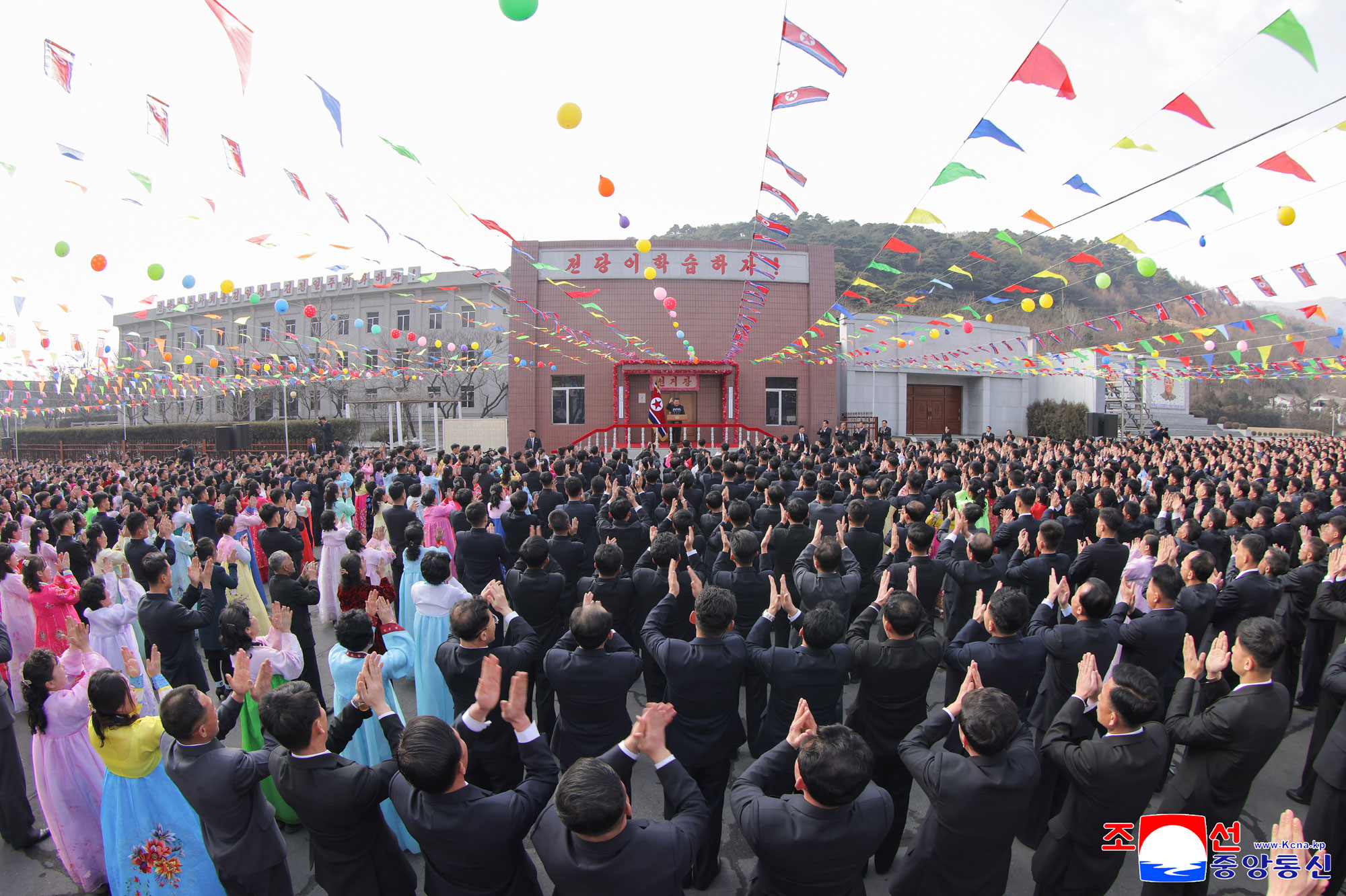 경애하는 김정은동지께서 천성청년탄광에서 최고인민회의 대의원선거에 참가하시고 탄광로동계급을 격려하시였다