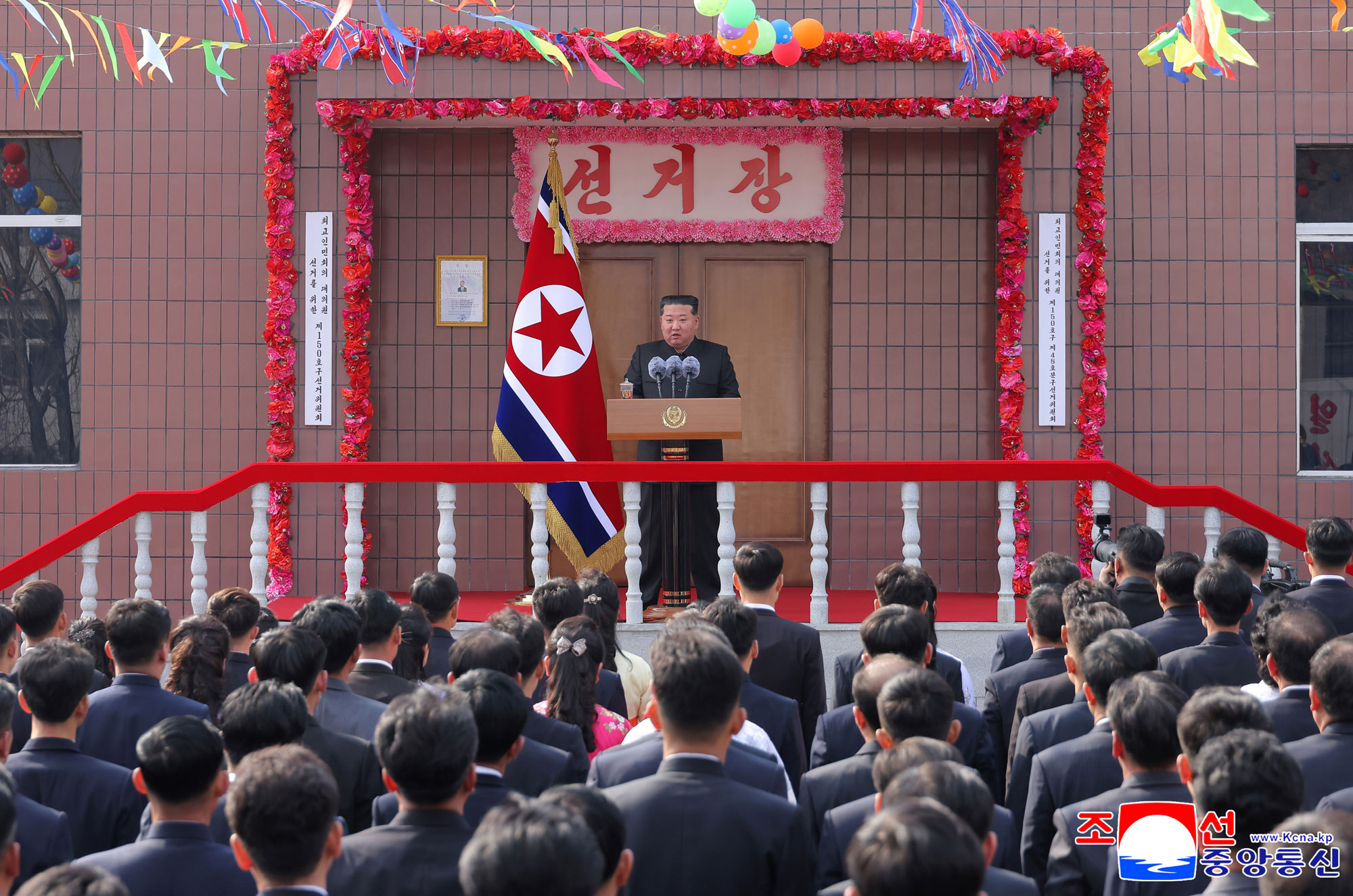 경애하는 김정은동지께서 천성청년탄광에서 최고인민회의 대의원선거에 참가하시고 탄광로동계급을 격려하시였다