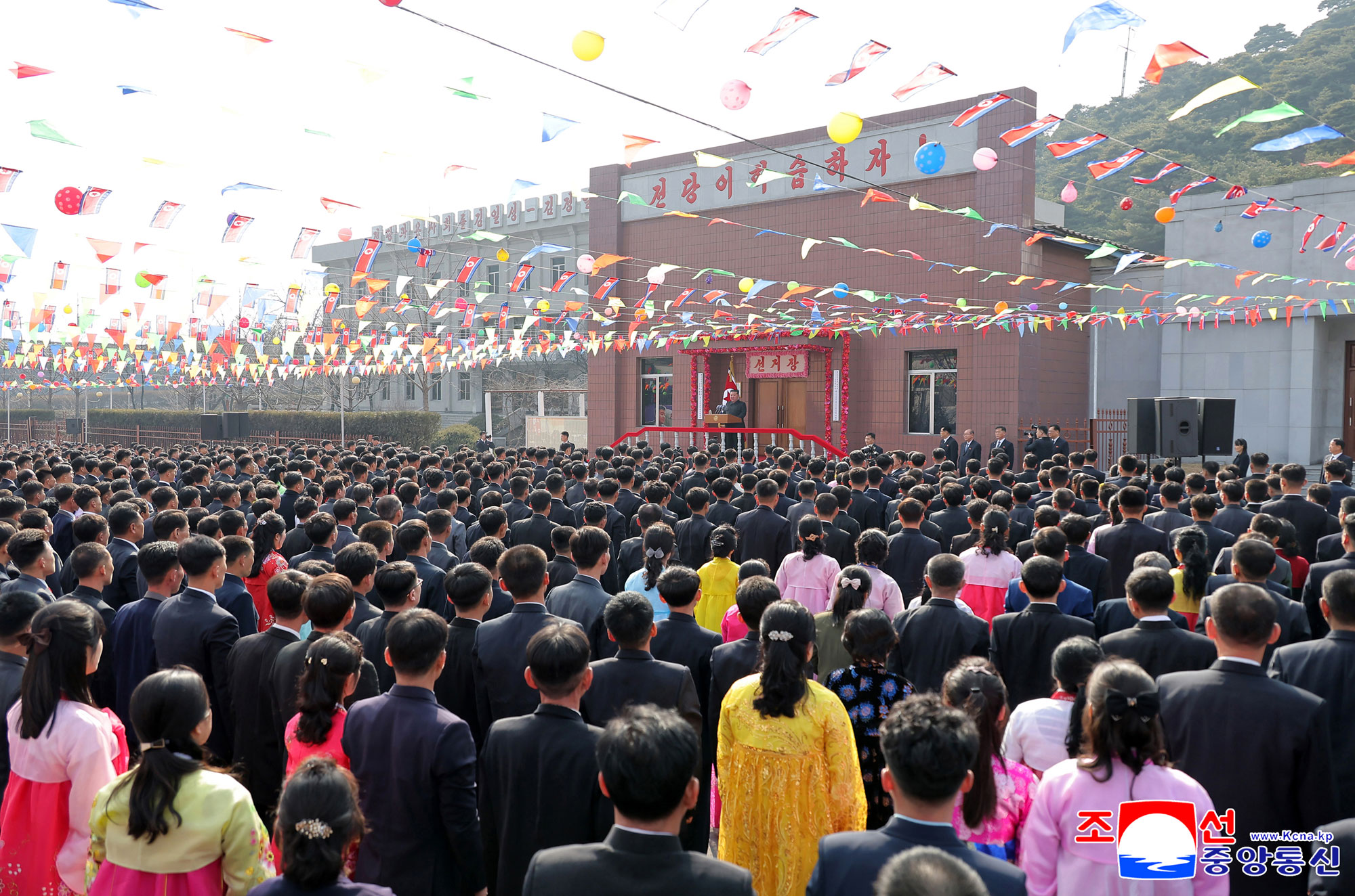 경애하는 김정은동지께서 천성청년탄광에서 최고인민회의 대의원선거에 참가하시고 탄광로동계급을 격려하시였다