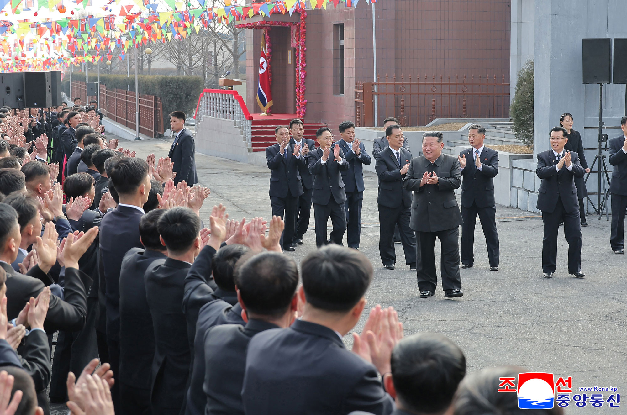 경애하는 김정은동지께서 천성청년탄광에서 최고인민회의 대의원선거에 참가하시고 탄광로동계급을 격려하시였다