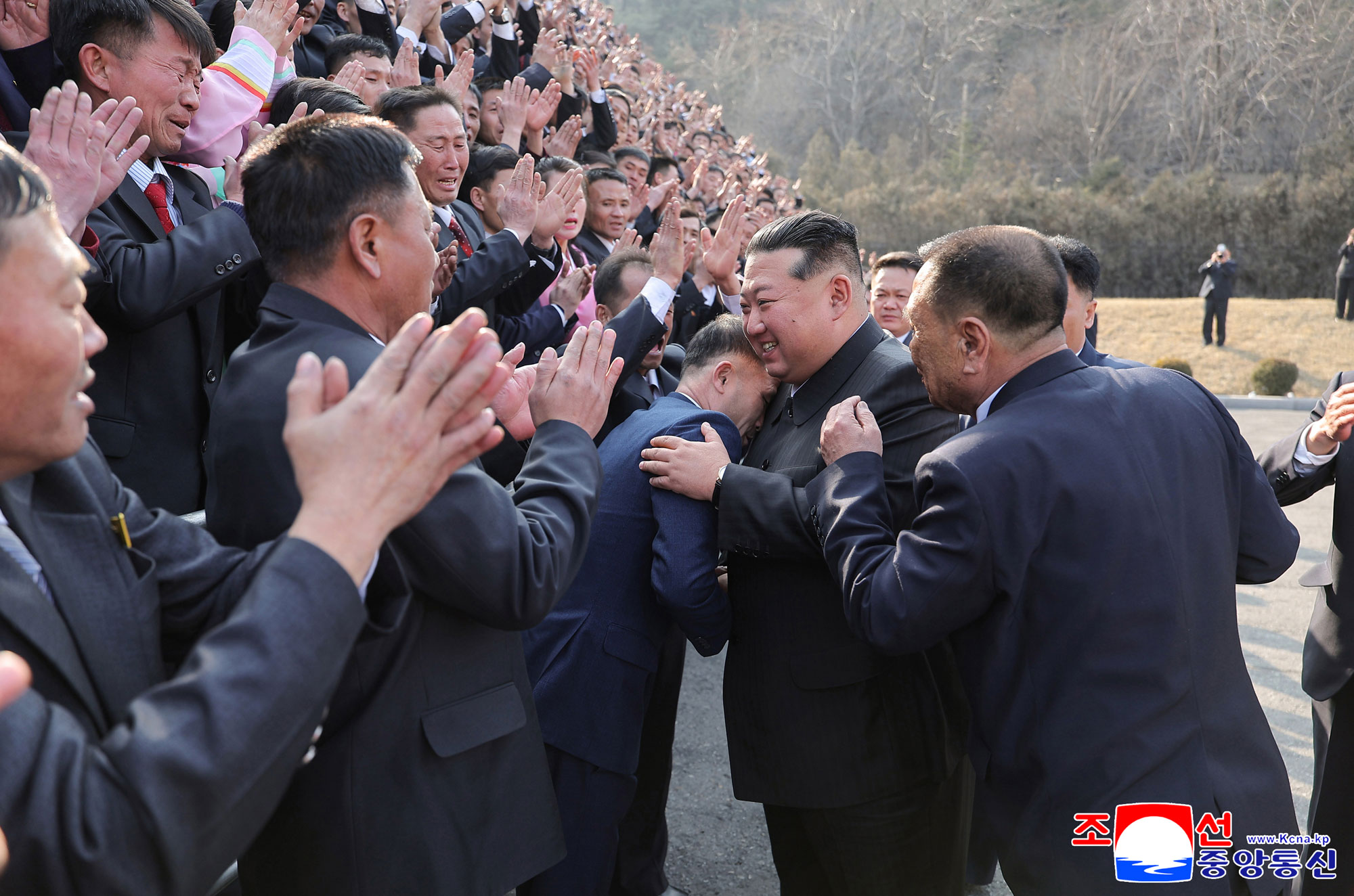 경애하는 김정은동지께서 천성청년탄광에서 최고인민회의 대의원선거에 참가하시고 탄광로동계급을 격려하시였다