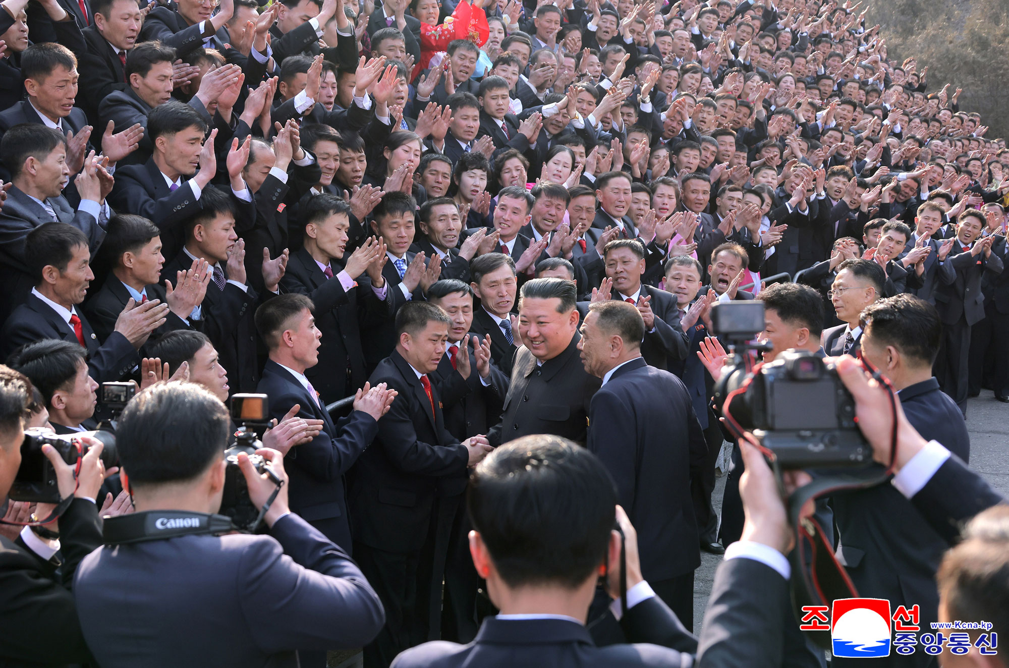 경애하는 김정은동지께서 천성청년탄광에서 최고인민회의 대의원선거에 참가하시고 탄광로동계급을 격려하시였다