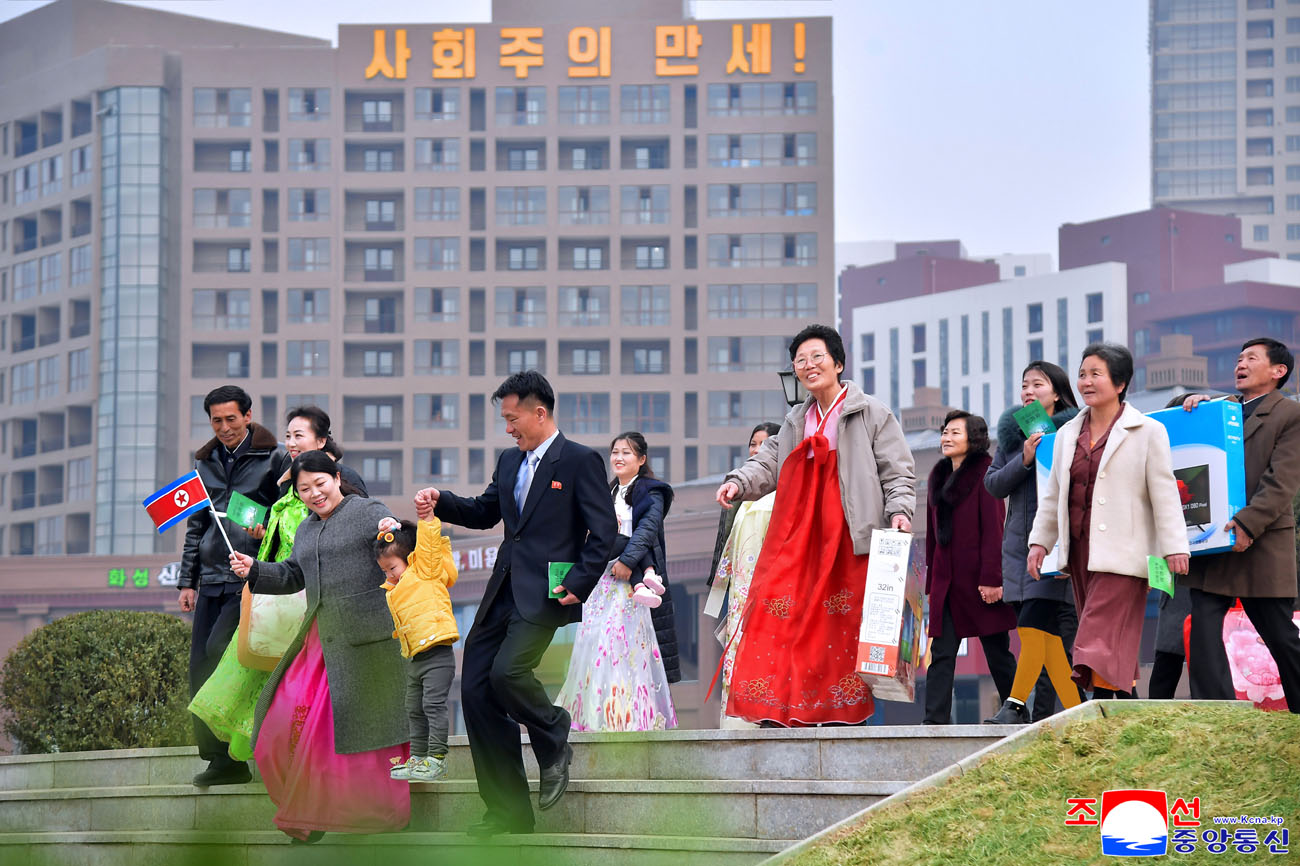 ファソン地区のニュータウンが新居入りで賑わっています