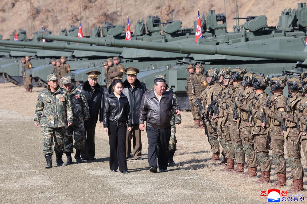 Respected Comrade&nbsp;Kim Jong Un oversees coordinated offensive tactical drill of infantrymen and tankmen