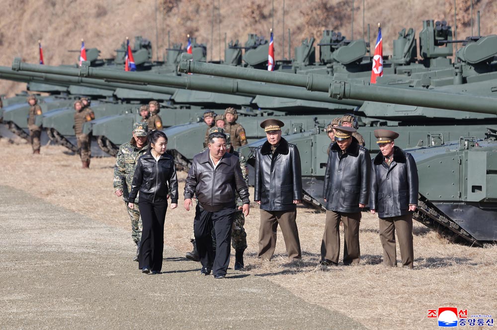 Respected Comrade&nbsp;Kim Jong Un oversees coordinated offensive tactical drill of infantrymen and tankmen
