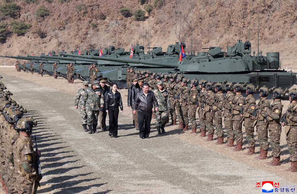 Respected Comrade&nbsp;Kim Jong Un oversees coordinated offensive tactical drill of infantrymen and tankmen