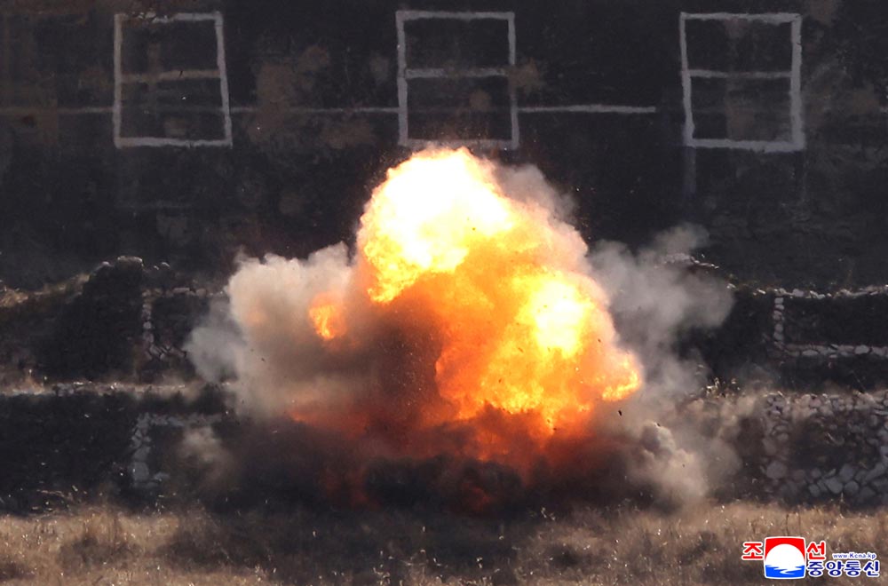 Respected Comrade&nbsp;Kim Jong Un oversees coordinated offensive tactical drill of infantrymen and tankmen