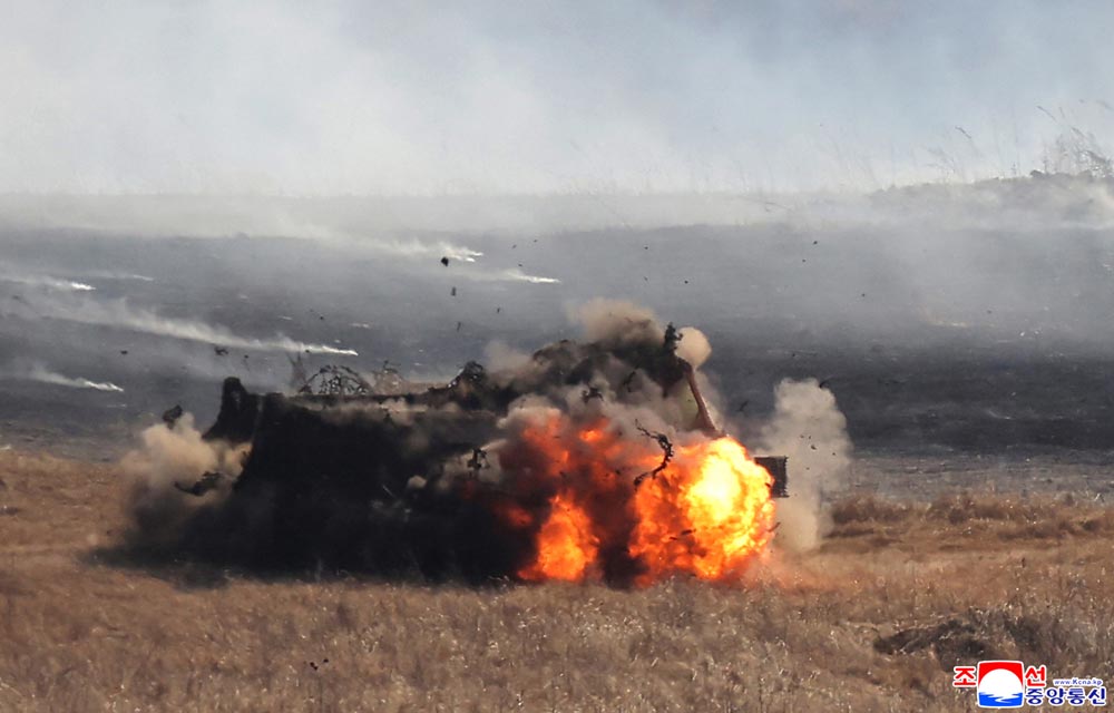 Respected Comrade&nbsp;Kim Jong Un oversees coordinated offensive tactical drill of infantrymen and tankmen