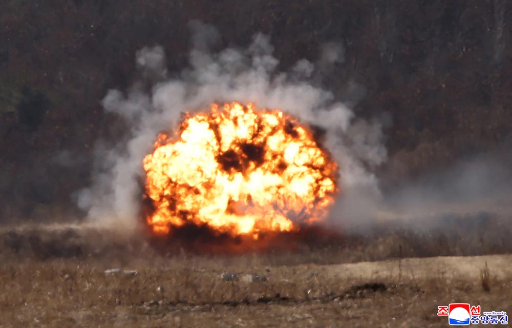 Respected Comrade&nbsp;Kim Jong Un oversees coordinated offensive tactical drill of infantrymen and tankmen