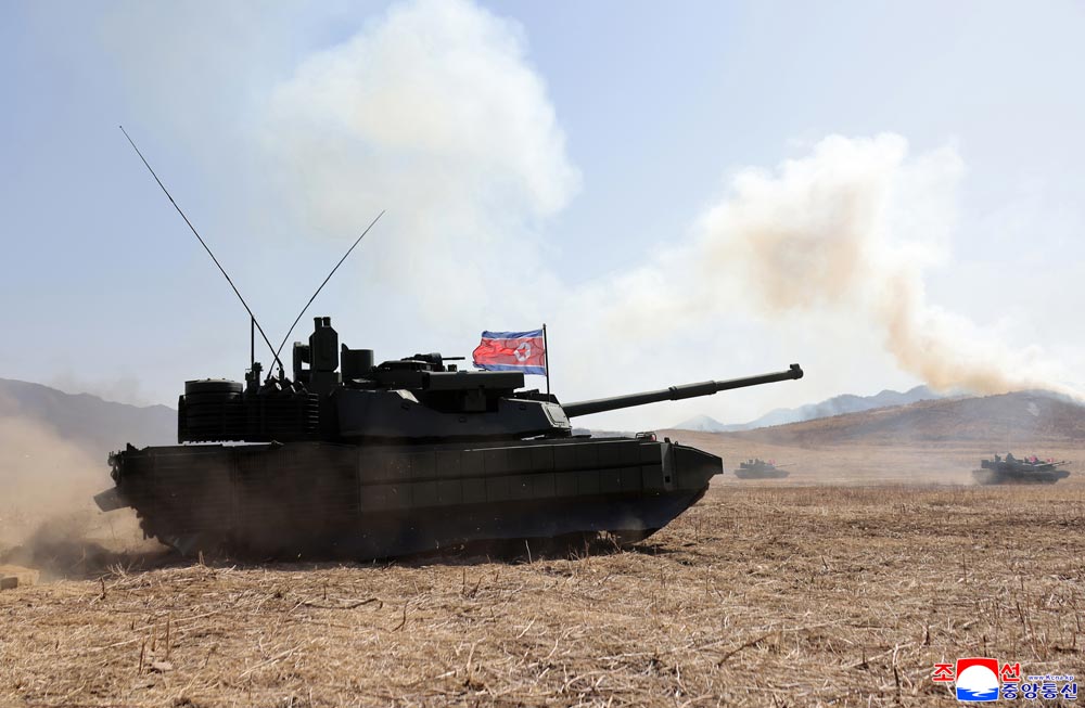 Respected Comrade&nbsp;Kim Jong Un oversees coordinated offensive tactical drill of infantrymen and tankmen