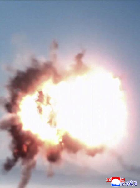 Respected Comrade&nbsp;Kim Jong Un oversees coordinated offensive tactical drill of infantrymen and tankmen