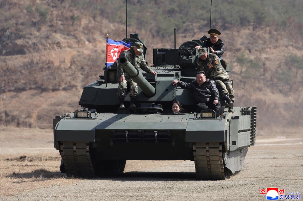 Respected Comrade&nbsp;Kim Jong Un oversees coordinated offensive tactical drill of infantrymen and tankmen