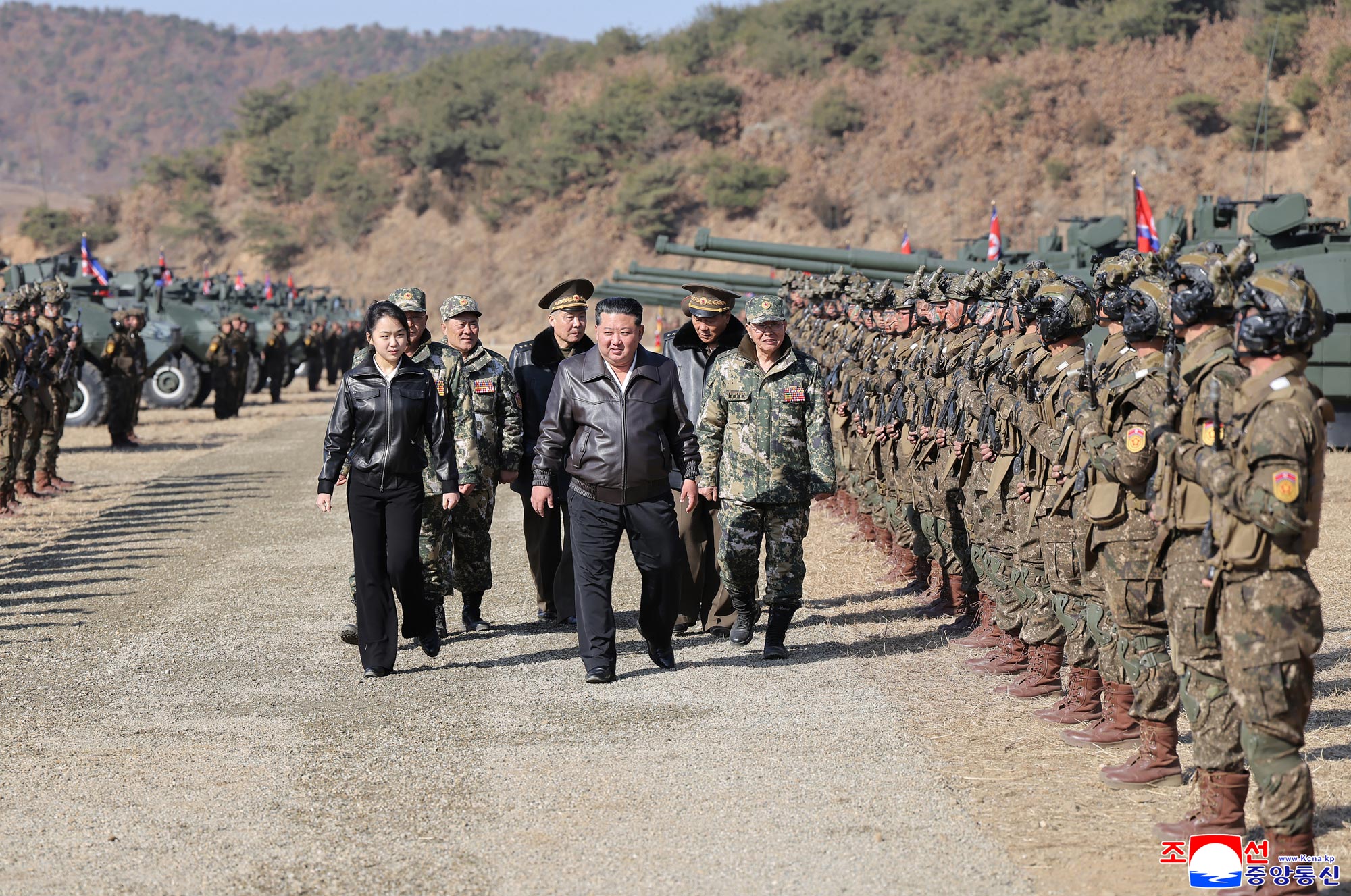 Respected Comrade&nbsp;Kim Jong Un oversees coordinated offensive tactical drill of infantrymen and tankmen