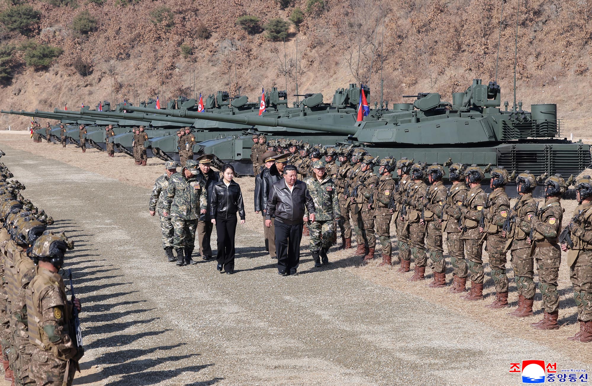Respected Comrade&nbsp;Kim Jong Un oversees coordinated offensive tactical drill of infantrymen and tankmen