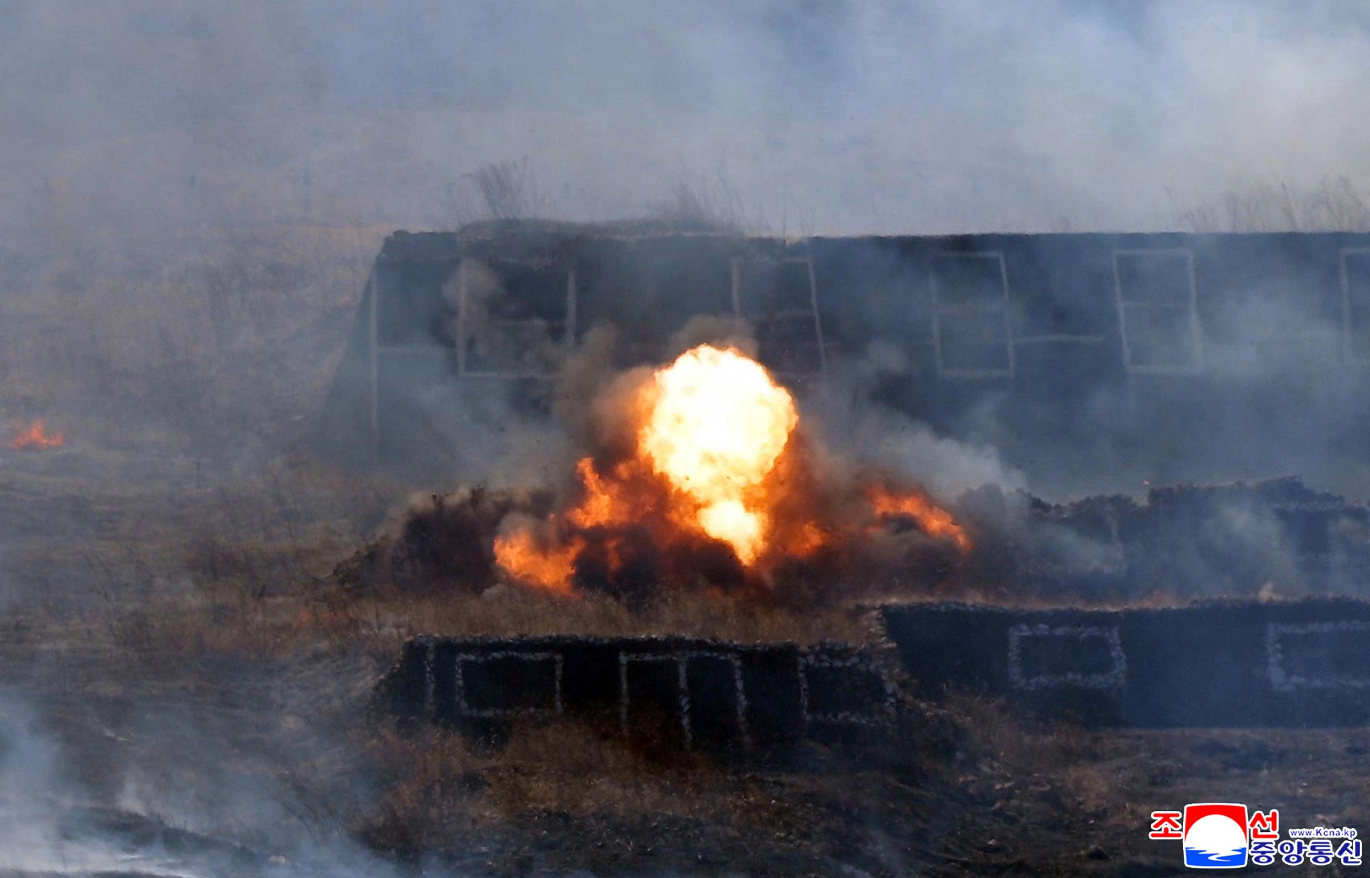 Respected Comrade&nbsp;Kim Jong Un oversees coordinated offensive tactical drill of infantrymen and tankmen