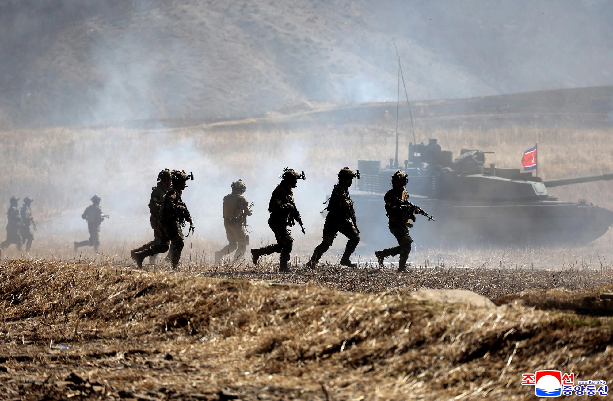 Respected Comrade&nbsp;Kim Jong Un oversees coordinated offensive tactical drill of infantrymen and tankmen