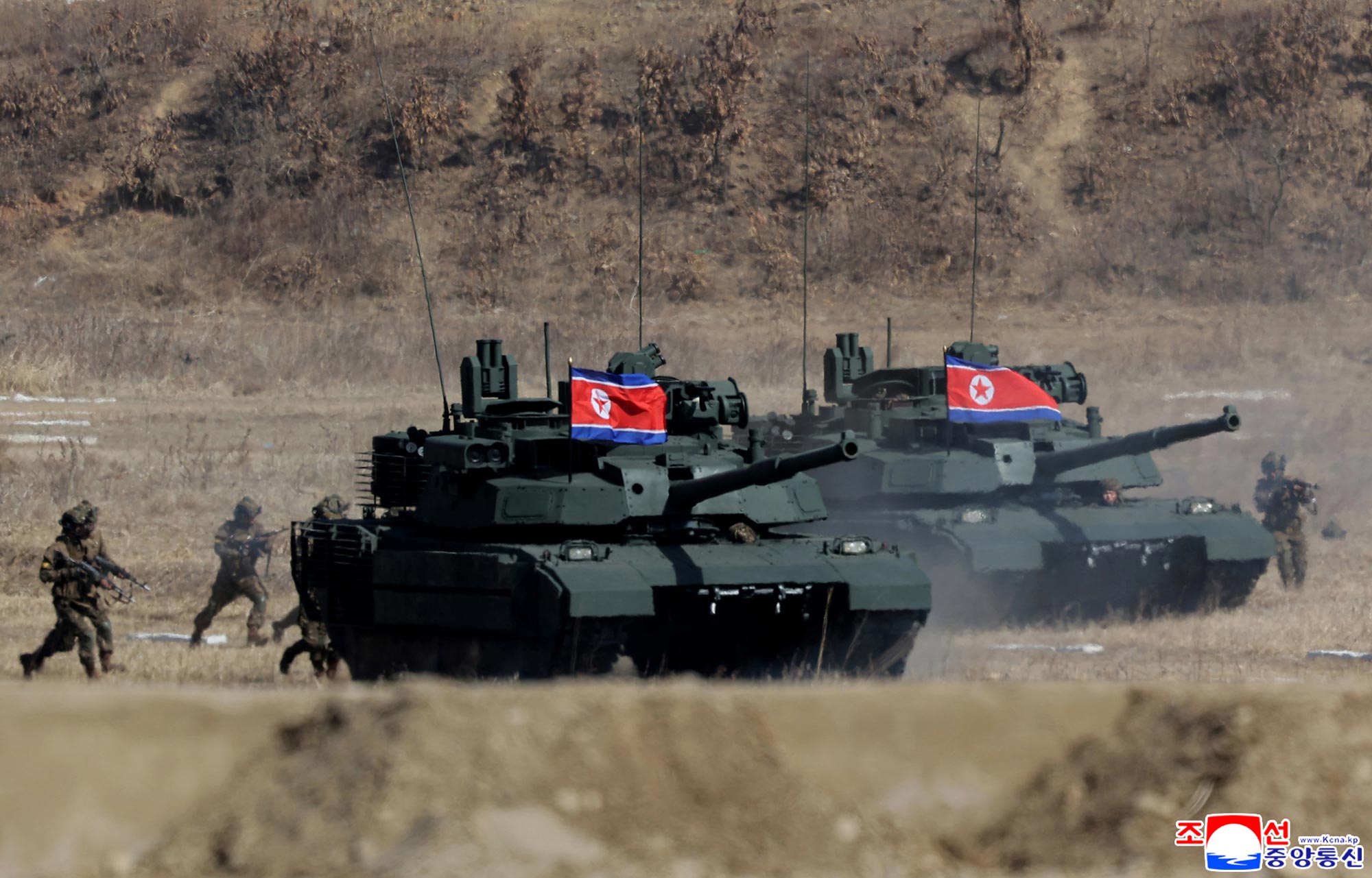 Respected Comrade&nbsp;Kim Jong Un oversees coordinated offensive tactical drill of infantrymen and tankmen