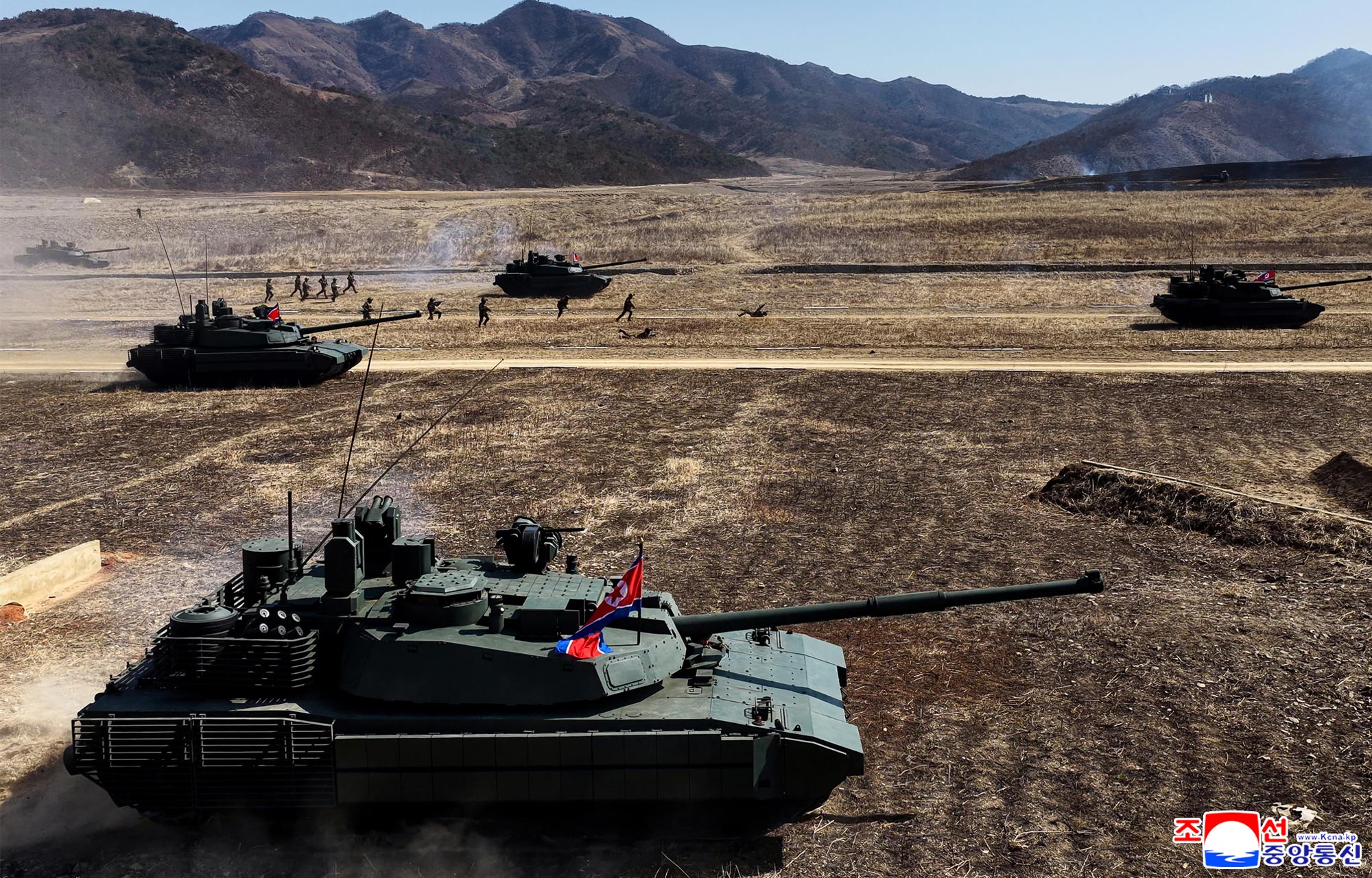 Respected Comrade&nbsp;Kim Jong Un oversees coordinated offensive tactical drill of infantrymen and tankmen
