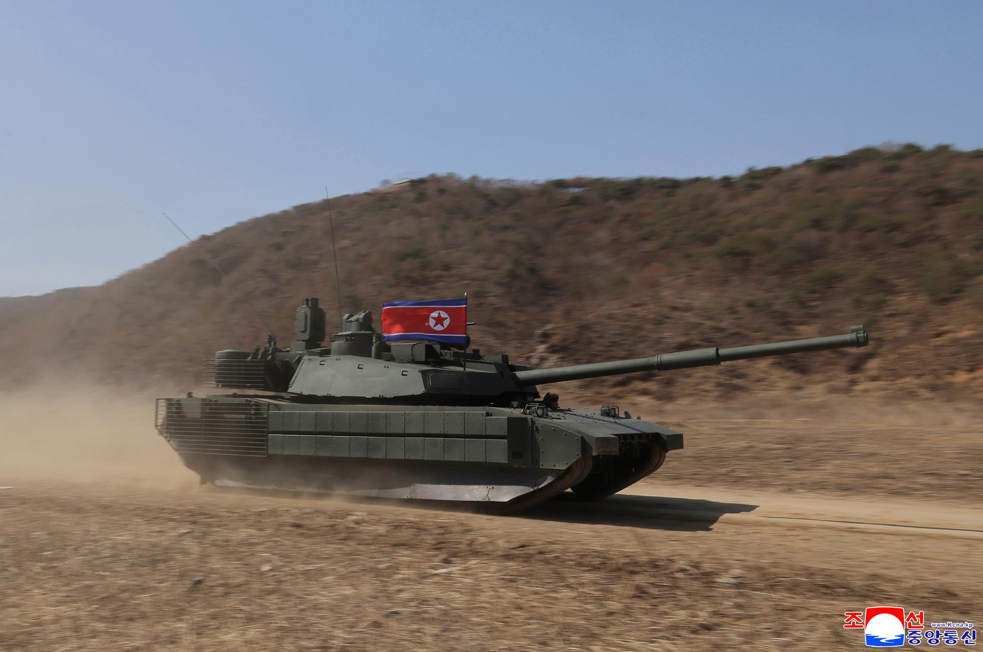 Respected Comrade&nbsp;Kim Jong Un oversees coordinated offensive tactical drill of infantrymen and tankmen