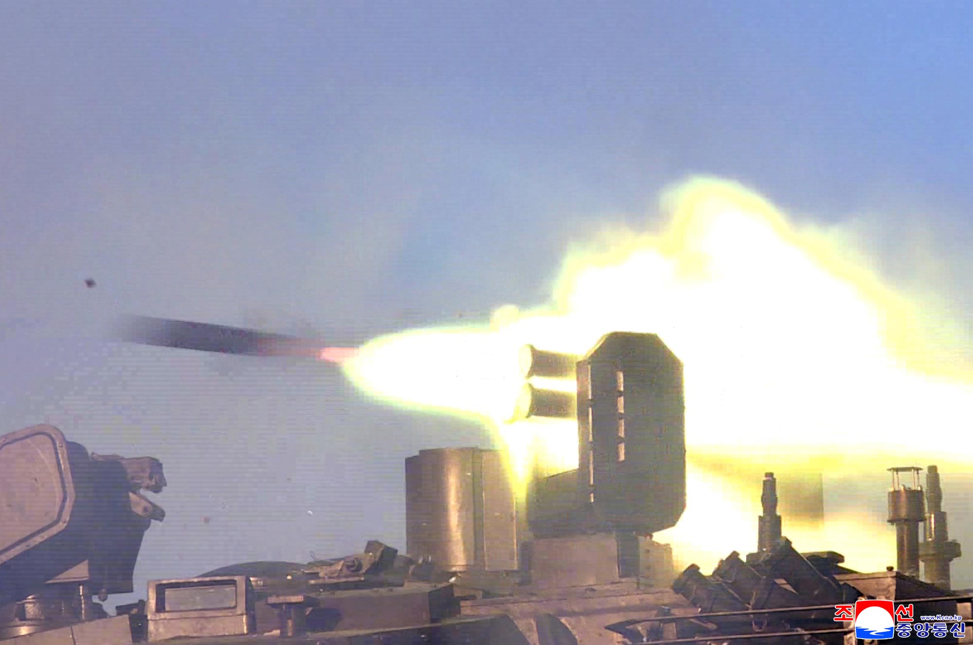 Respected Comrade&nbsp;Kim Jong Un oversees coordinated offensive tactical drill of infantrymen and tankmen