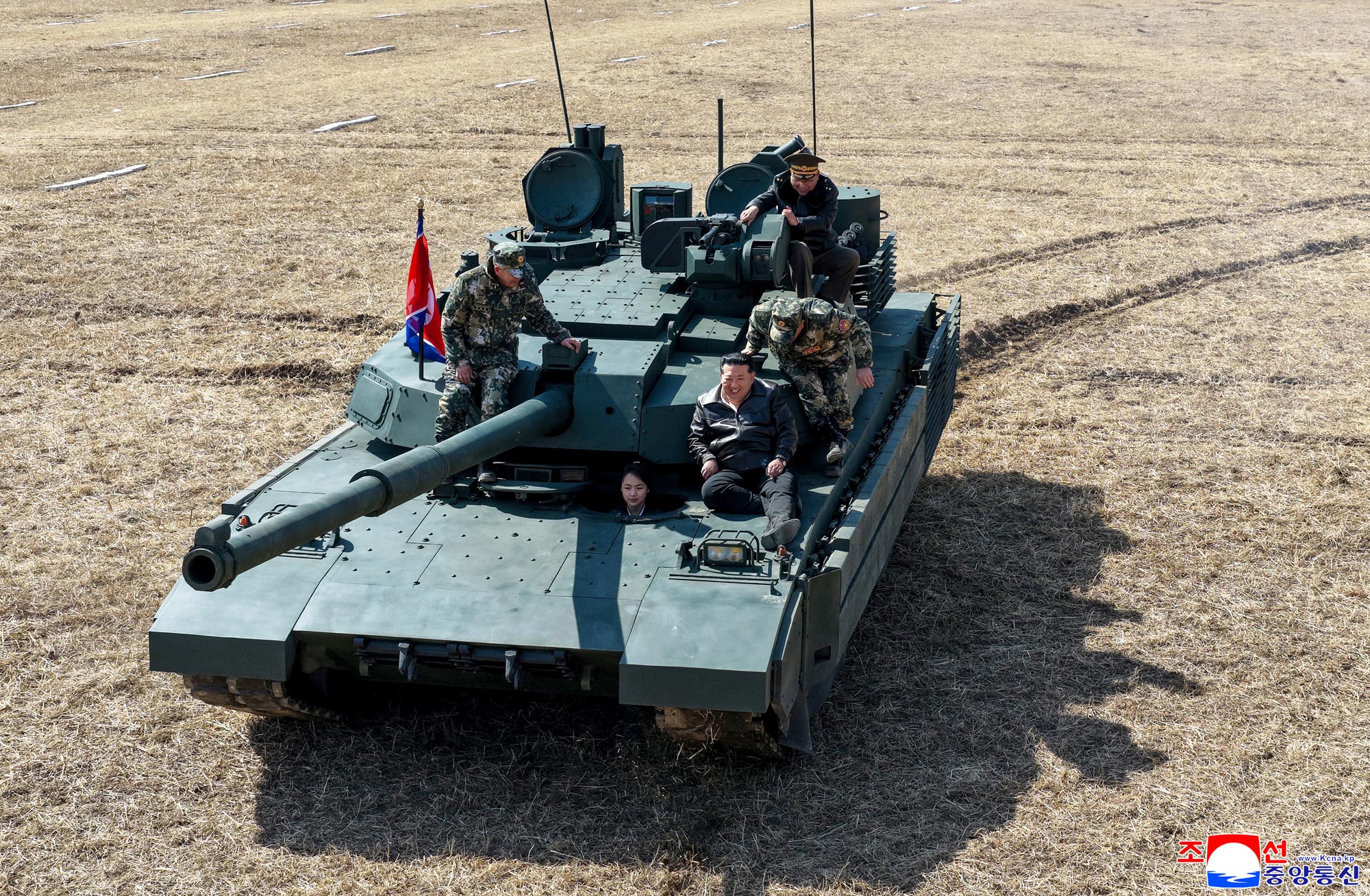 Respected Comrade&nbsp;Kim Jong Un oversees coordinated offensive tactical drill of infantrymen and tankmen