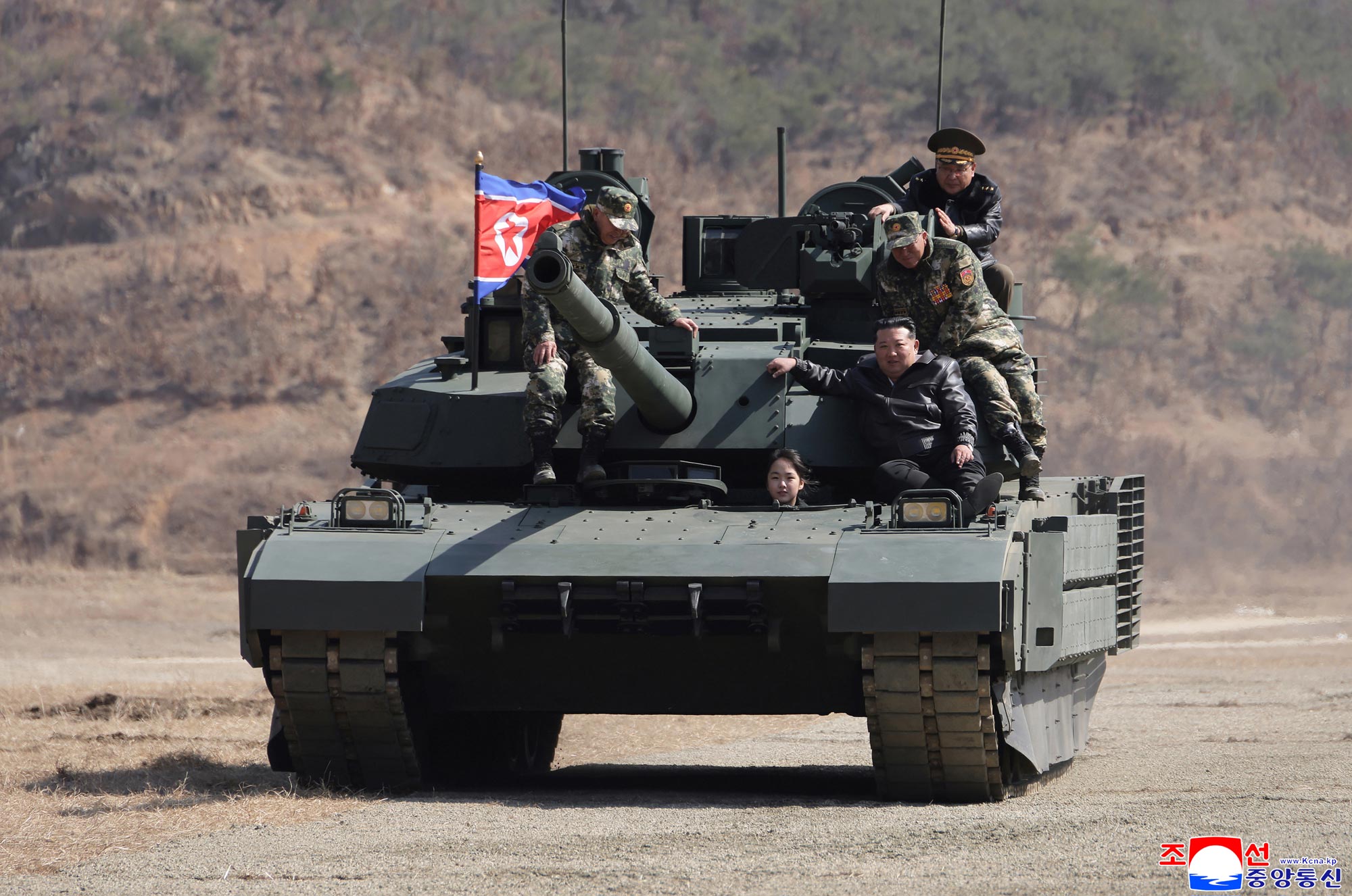 Respected Comrade&nbsp;Kim Jong Un oversees coordinated offensive tactical drill of infantrymen and tankmen