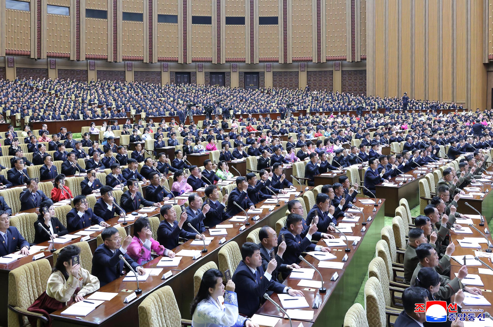 Erster Beratungstag der 1. Tagung der Obersten Volksversammlung der DVR Korea in der XV. Legislaturperiode
