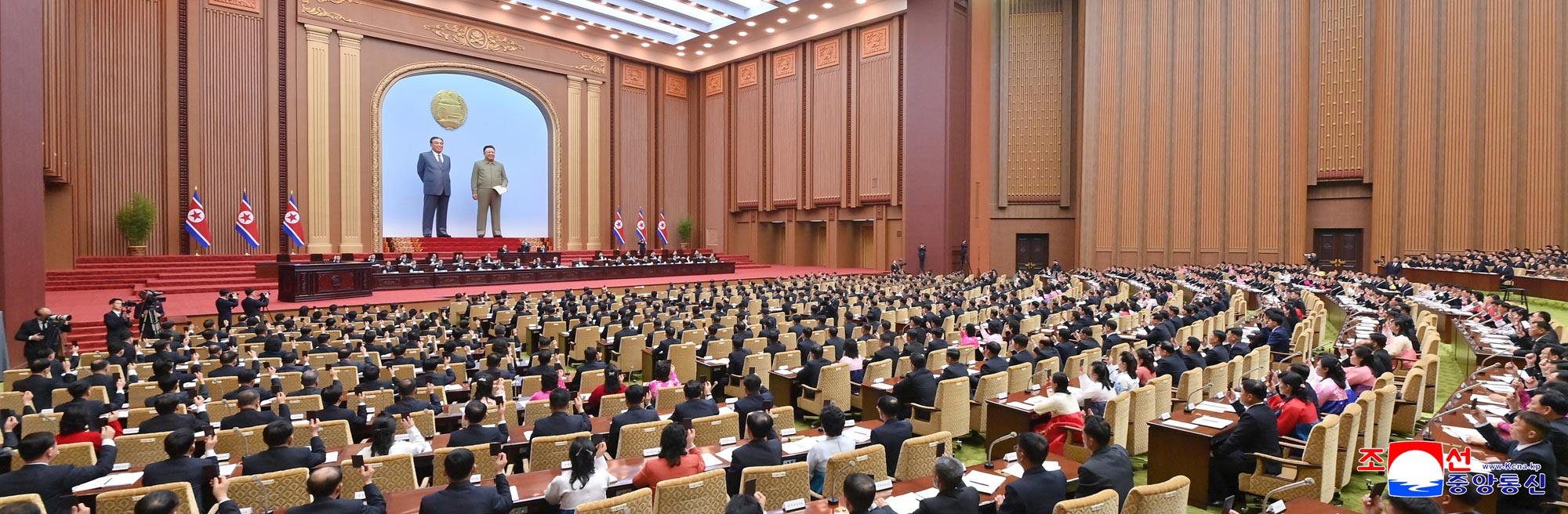 Erster Beratungstag der 1. Tagung der Obersten Volksversammlung der DVR Korea in der XV. Legislaturperiode