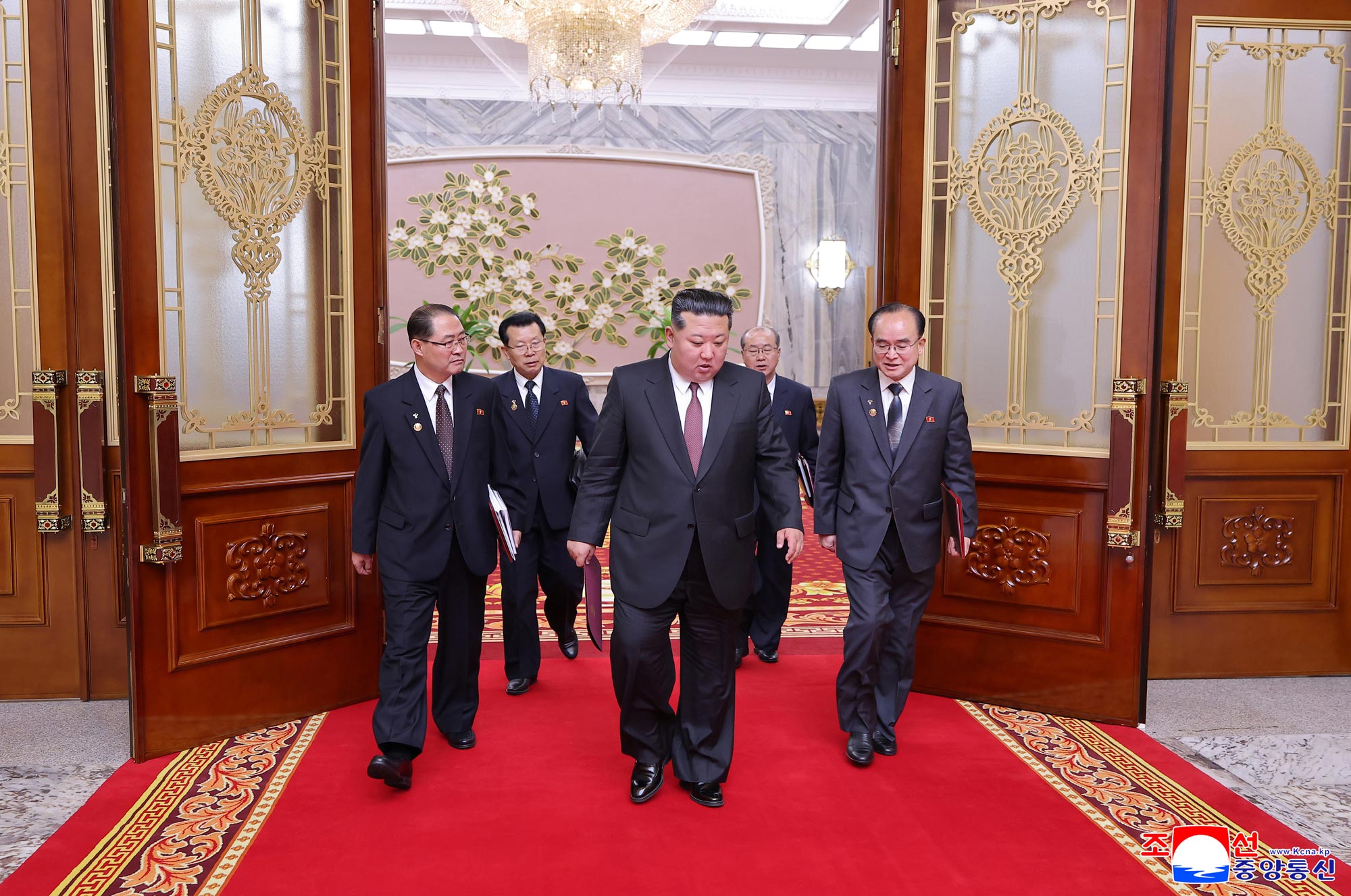 Erster Beratungstag der 1. Tagung der Obersten Volksversammlung der DVR Korea in der XV. Legislaturperiode