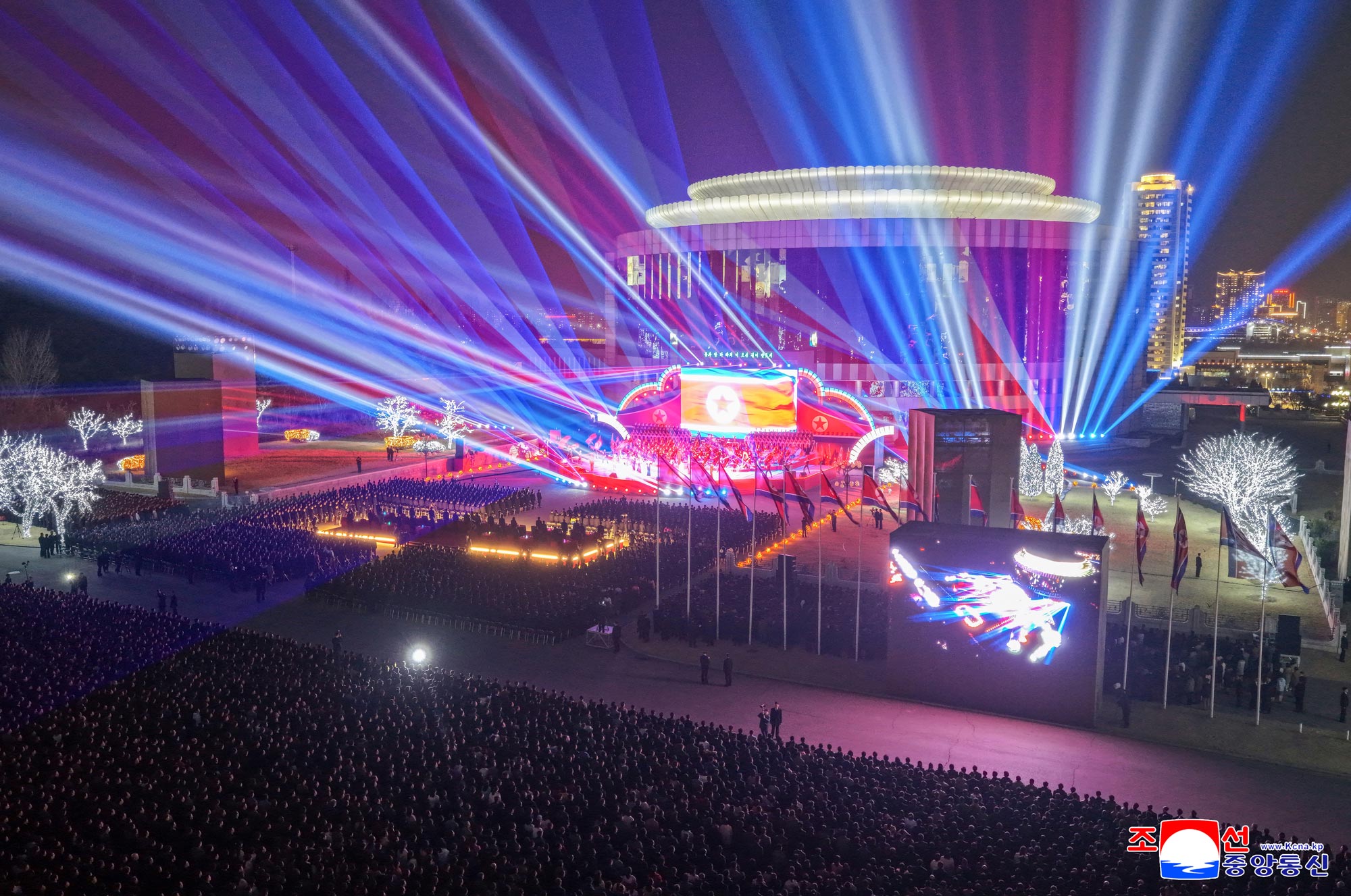 조선민주주의인민공화국 최고인민회의 제15기 제1차회의를 기념하여 예술공연 진행