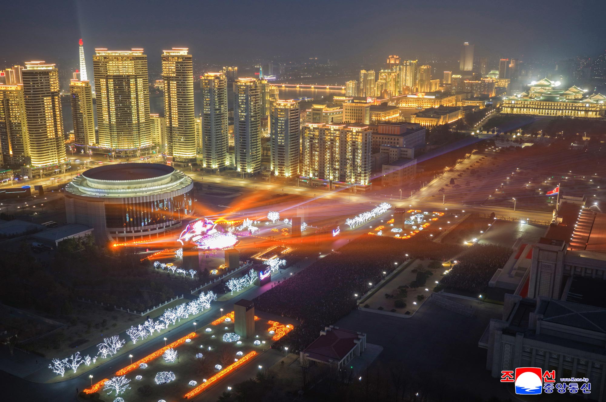 조선민주주의인민공화국 최고인민회의 제15기 제1차회의를 기념하여 예술공연 진행