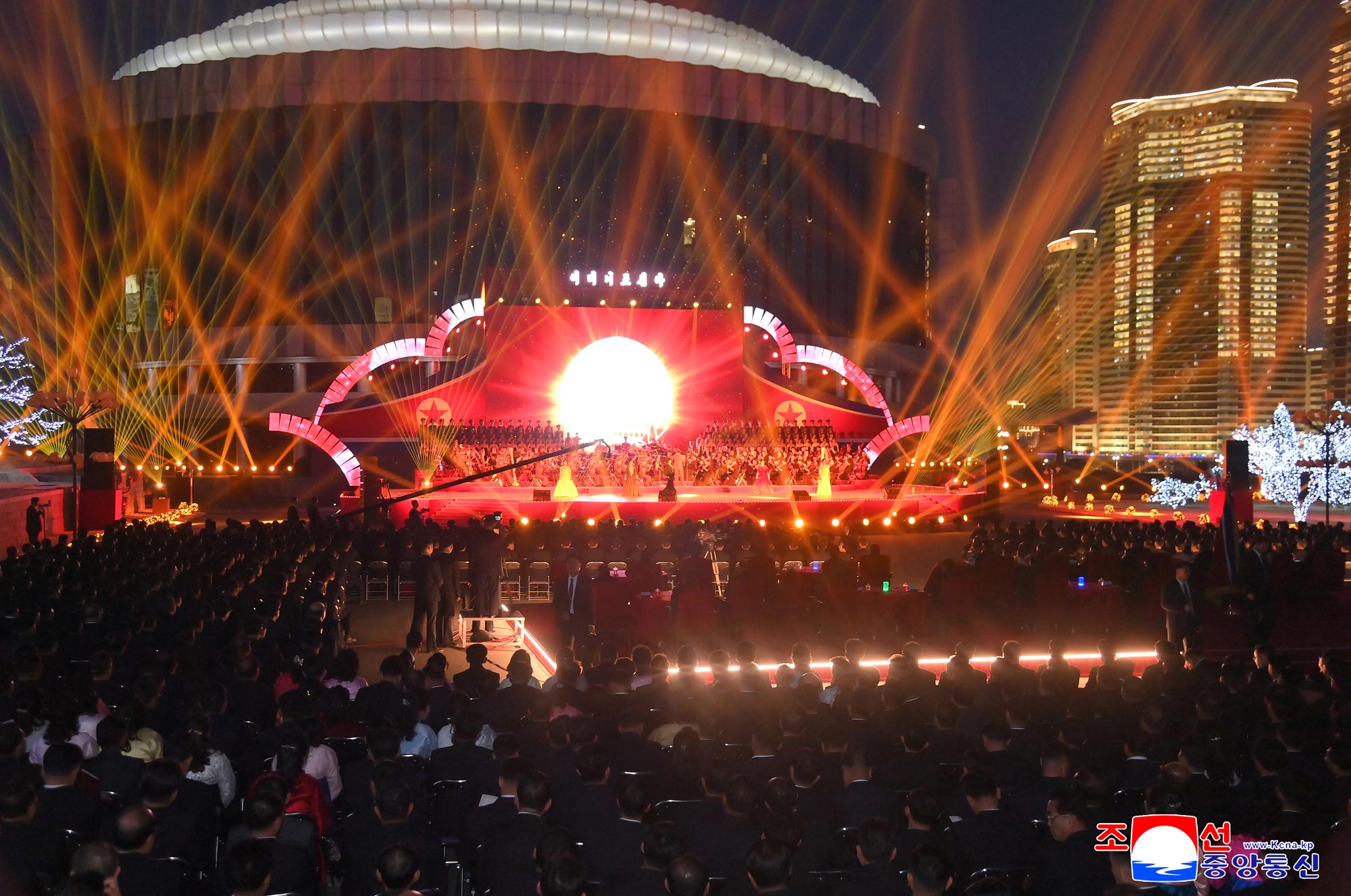 조선민주주의인민공화국 최고인민회의 제15기 제1차회의를 기념하여 예술공연 진행