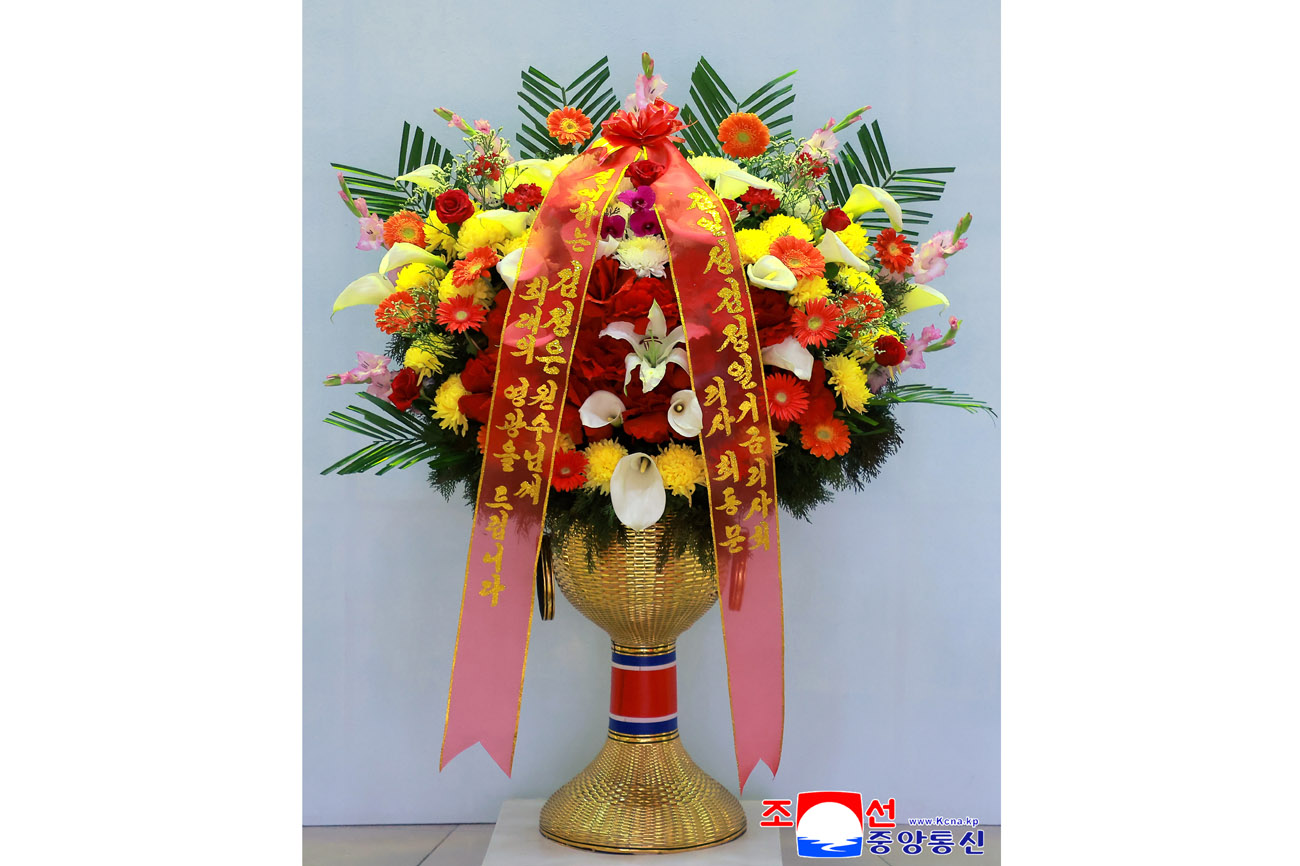 Лидеру КНДР прислал корзину цветов