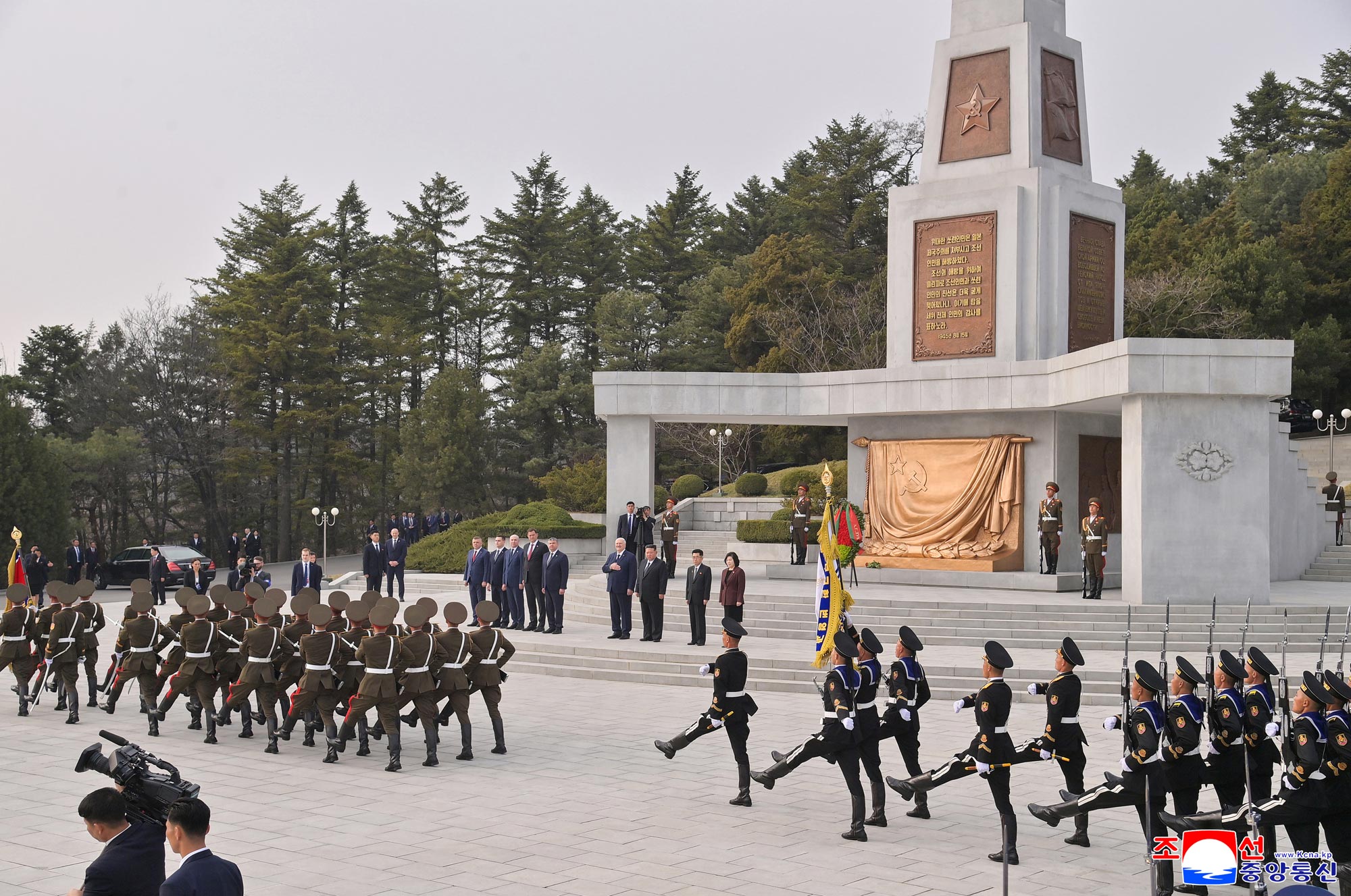 Belarusian President places wreath at Liberation Tower