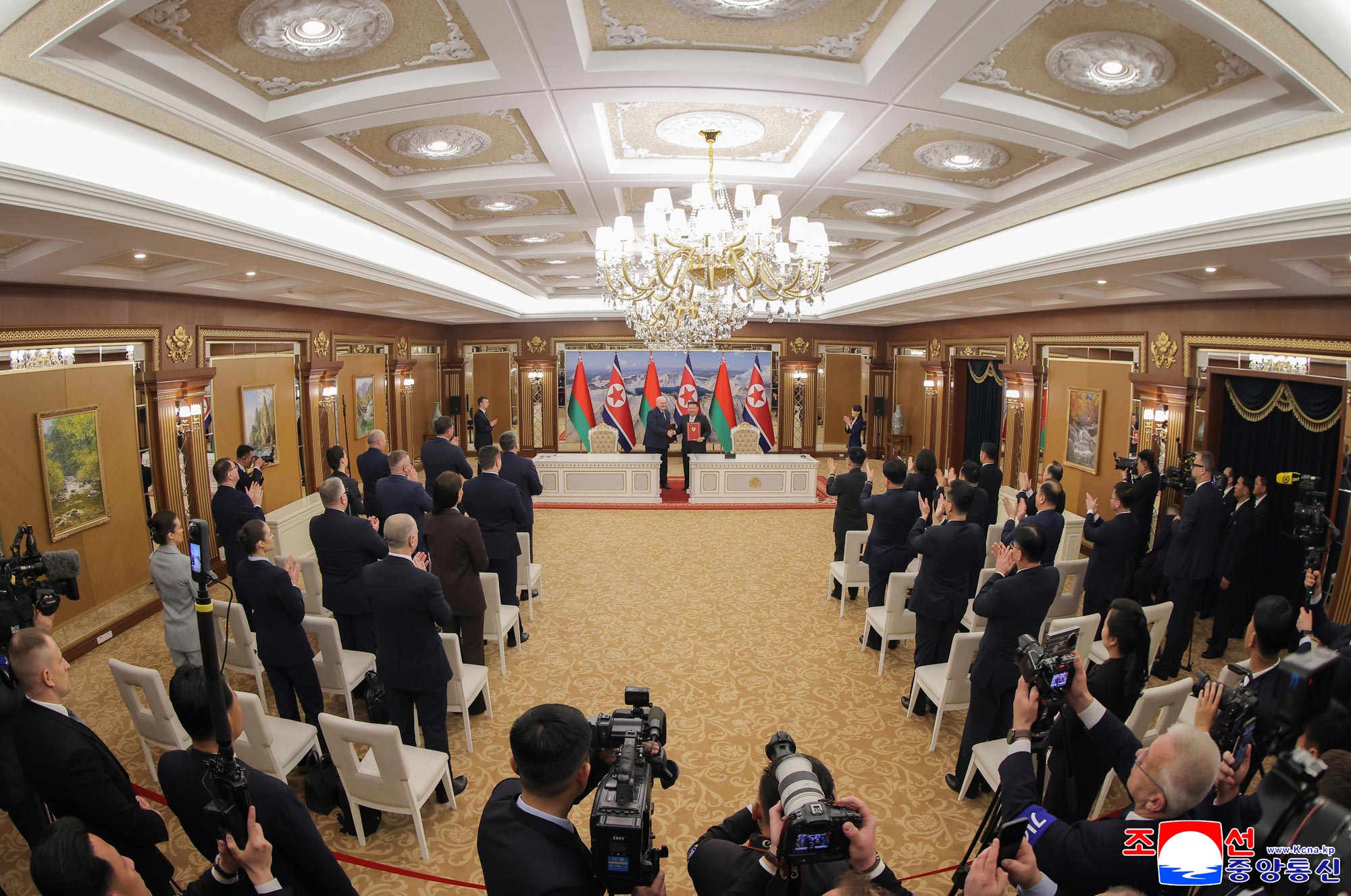 Pourparlers entre le camarade Kim Jong Un, Président des affaires d