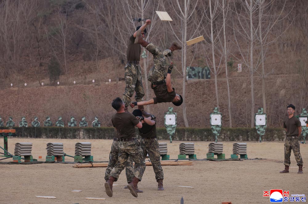 Уважаемый товарищ Ким Чен Ын ознакомился с тренировкой подразделений спецназа КНА всех ступеней
