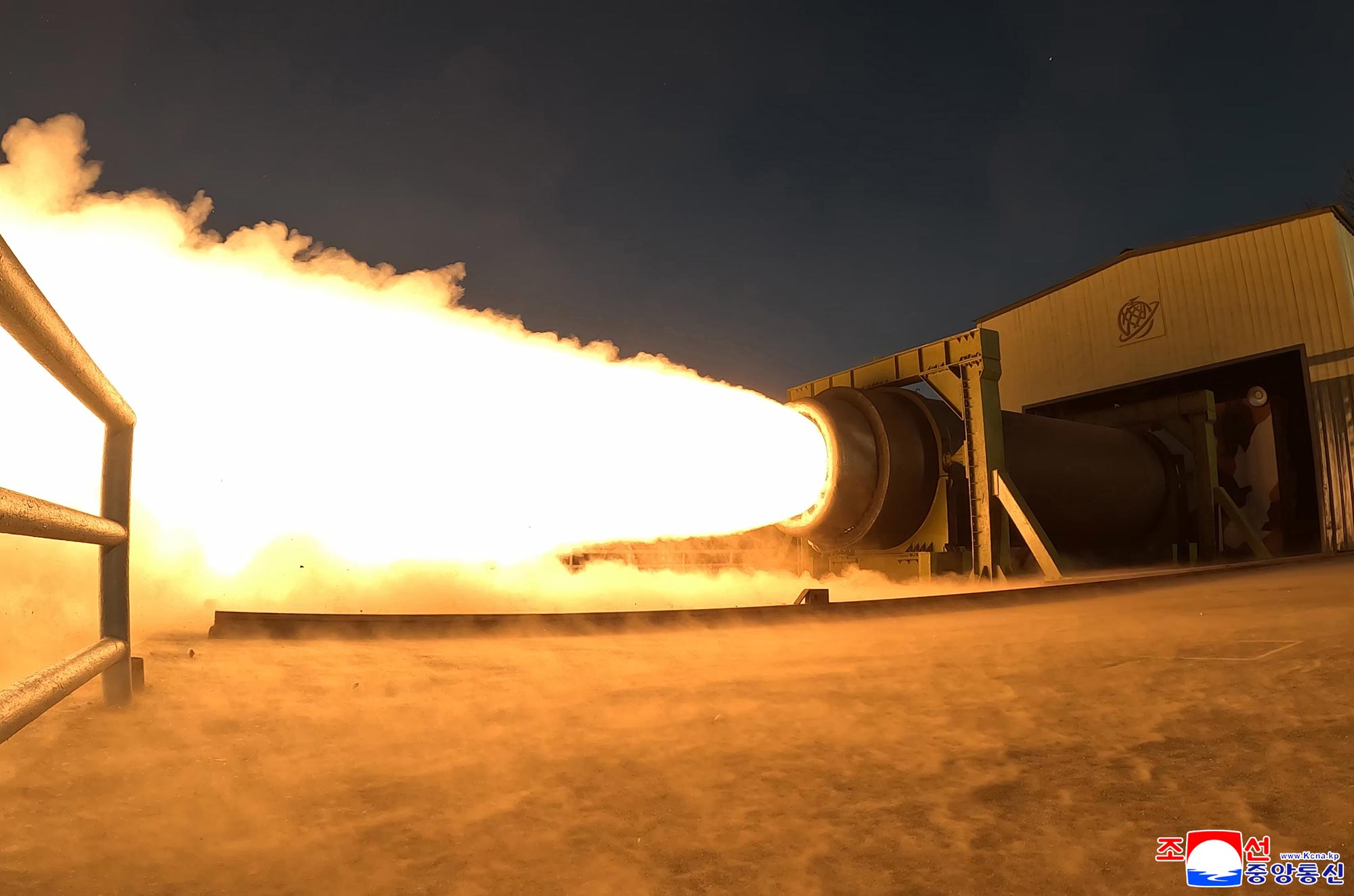 경애하는 김정은동지께서 대출력탄소섬유고체발동기 지상분출시험을 참관하시였다