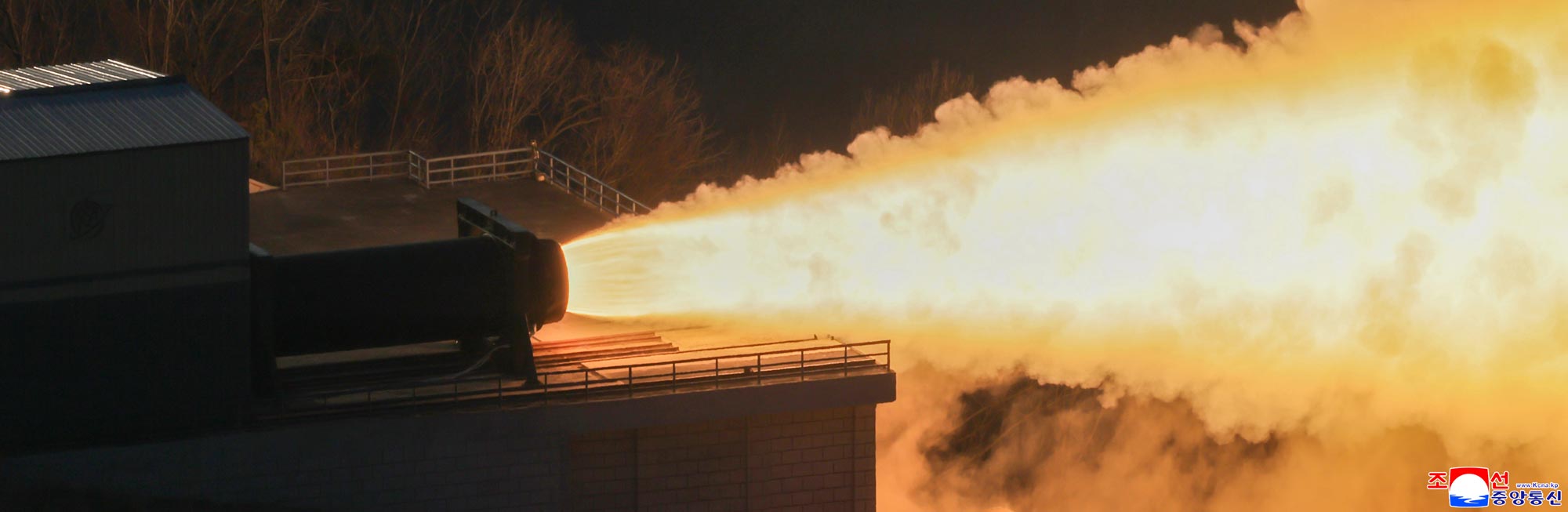 경애하는 김정은동지께서 대출력탄소섬유고체발동기 지상분출시험을 참관하시였다