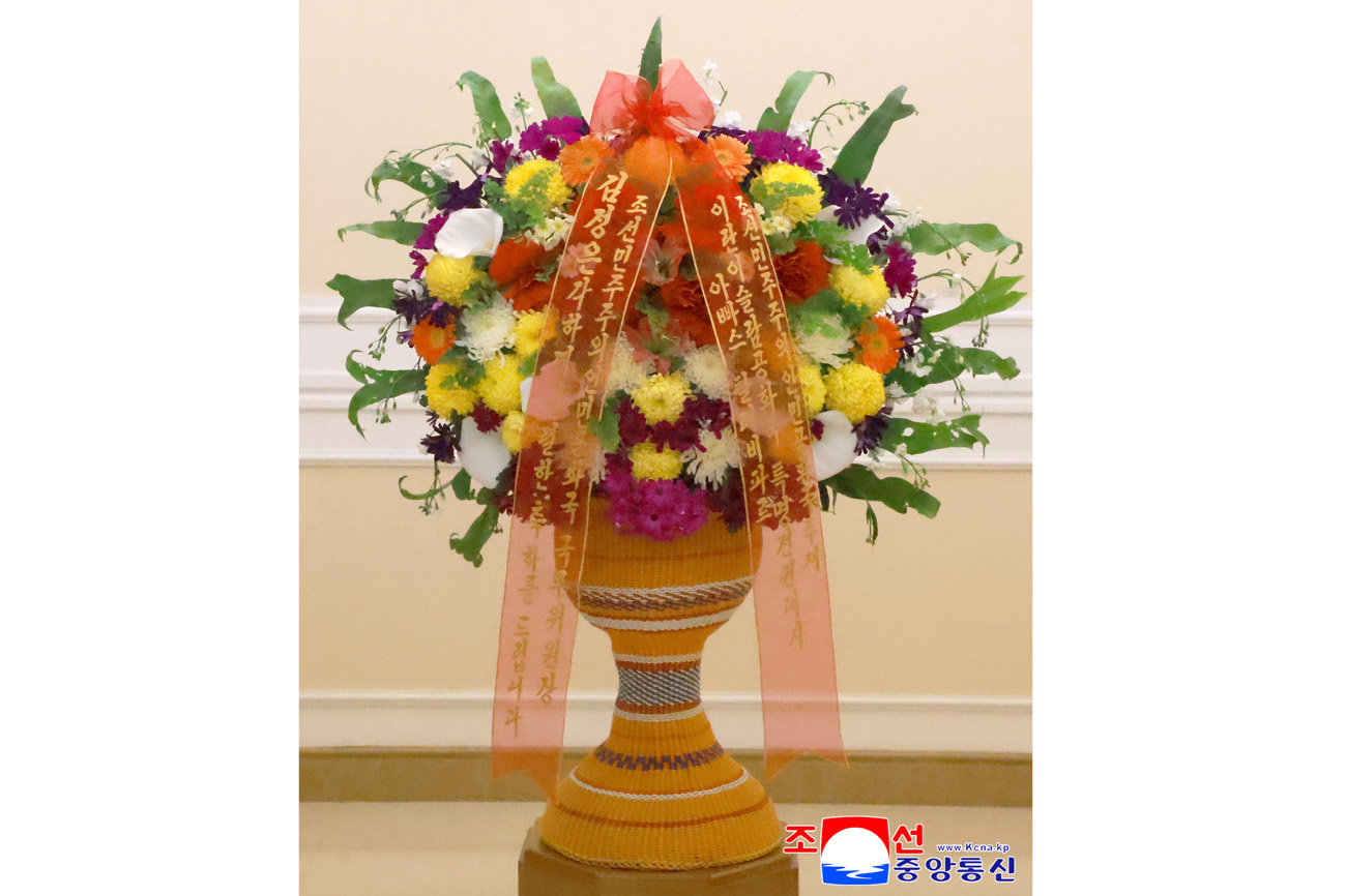 경애하는 김정은동지께 이란이슬람공화국 특명전권대사가 꽃바구니와 축하편지를 드리였다