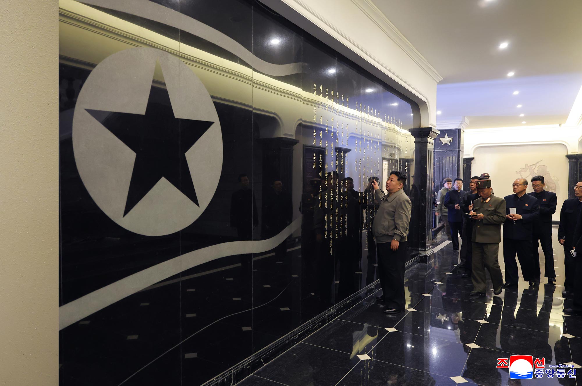 Уважаемый товарищ Ким Чен Ын руководил на месте строительством Мемориального музея боевых подвигов в зарубежной военной операции