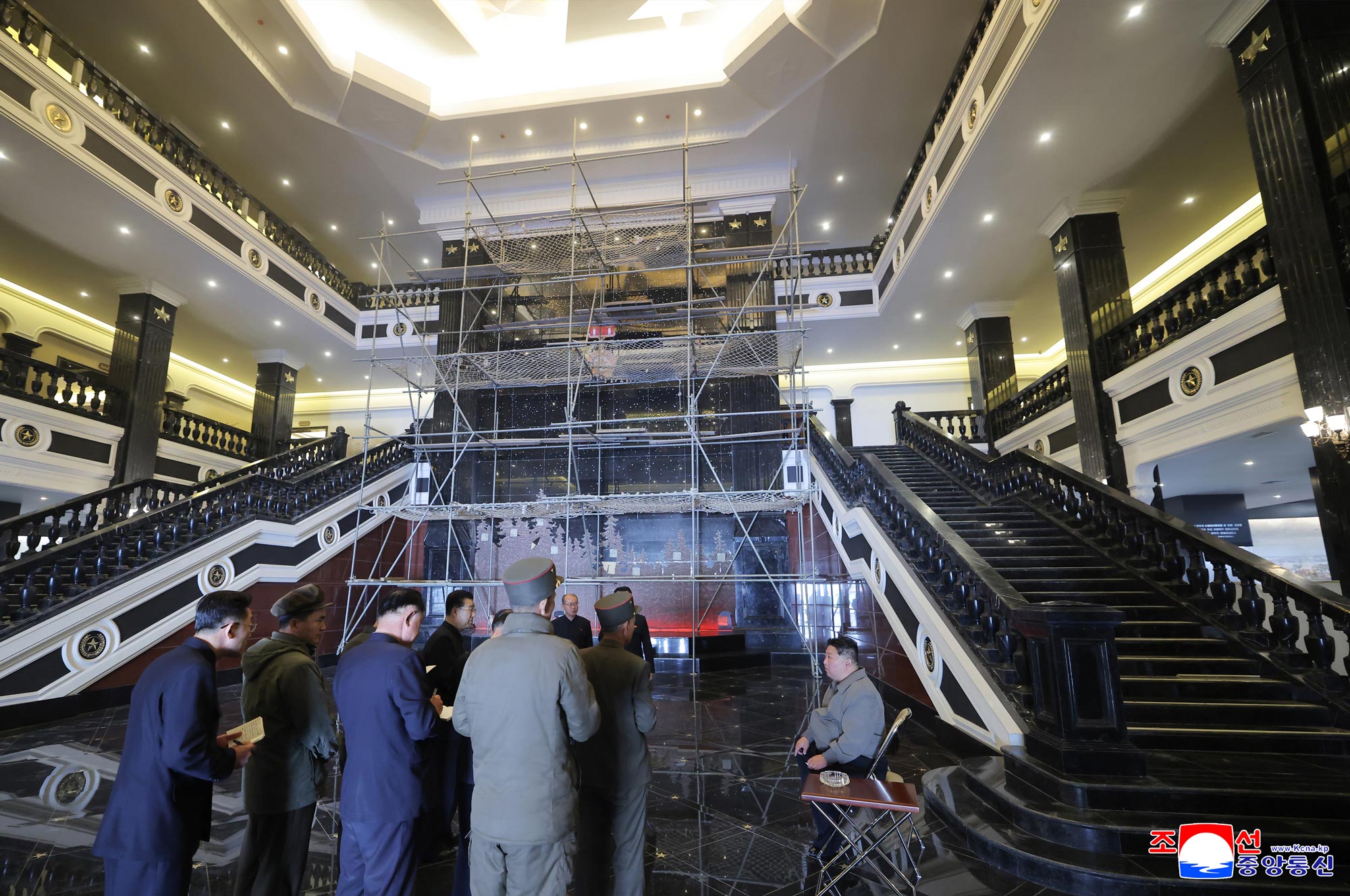 Уважаемый товарищ Ким Чен Ын руководил на месте строительством Мемориального музея боевых подвигов в зарубежной военной операции