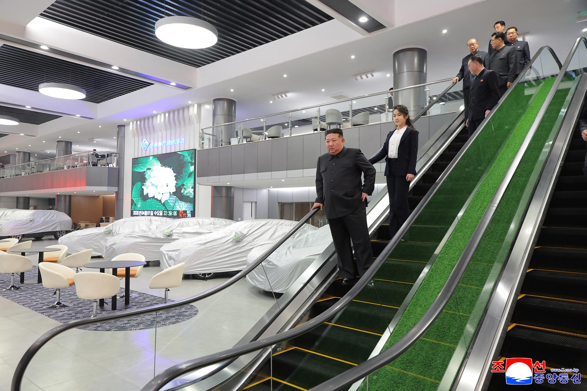 Уважаемый товарищ Ким Чен Ын осмотрел ряд сервисных учреждений на 4 участке Хвасона в преддверии их открытия