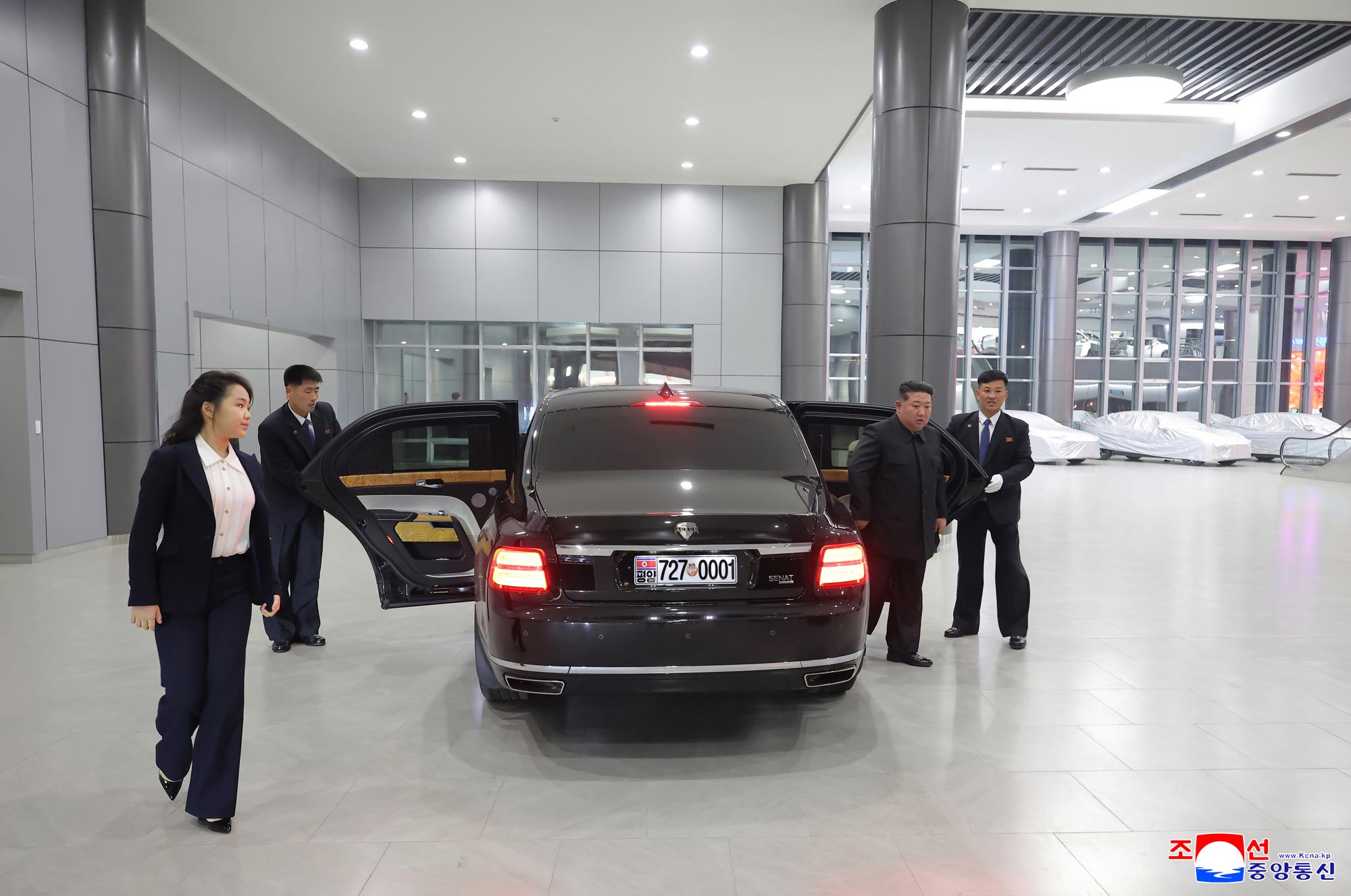 Уважаемый товарищ Ким Чен Ын осмотрел ряд сервисных учреждений на 4 участке Хвасона в преддверии их открытия