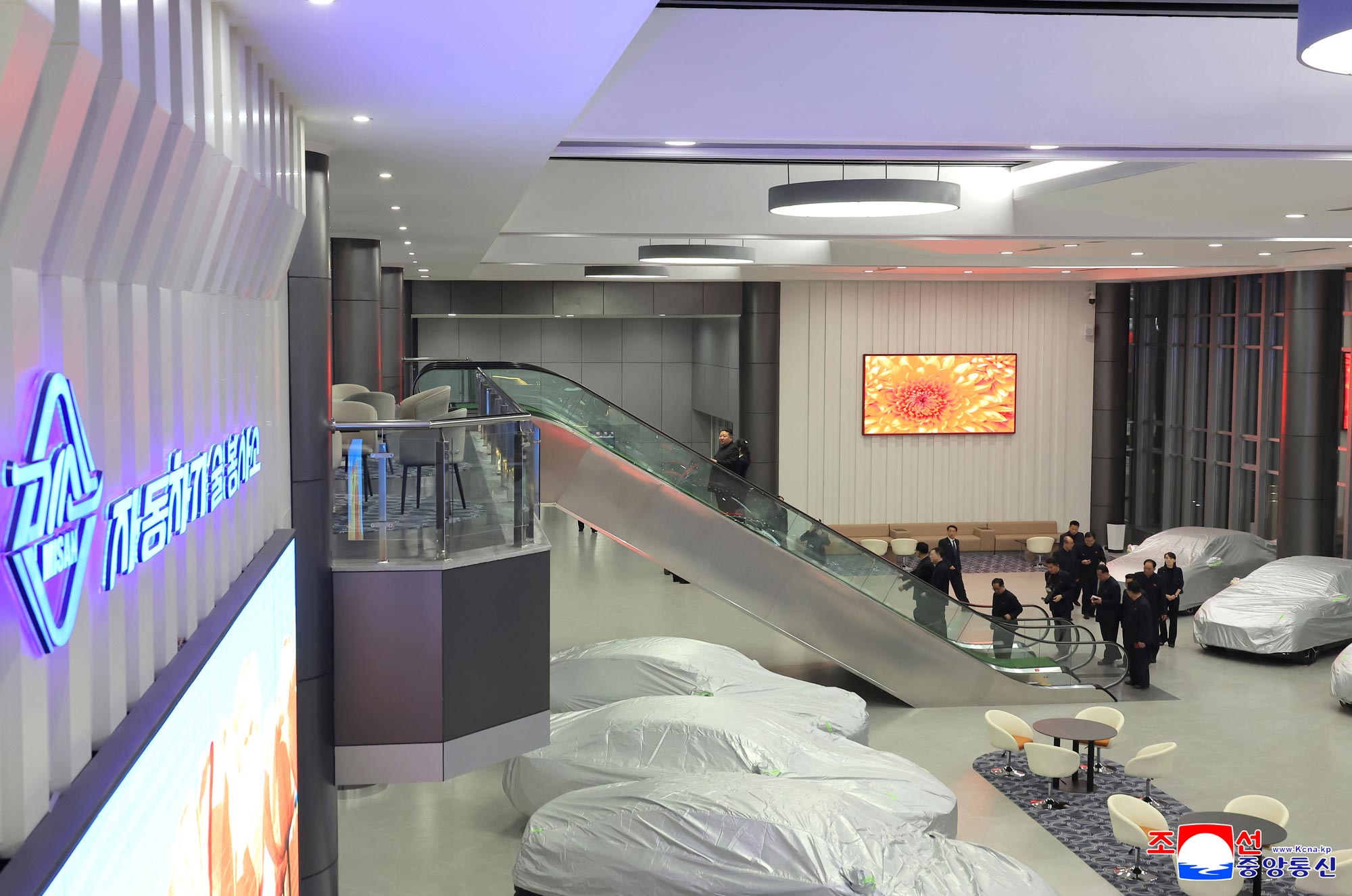 Уважаемый товарищ Ким Чен Ын осмотрел ряд сервисных учреждений на 4 участке Хвасона в преддверии их открытия