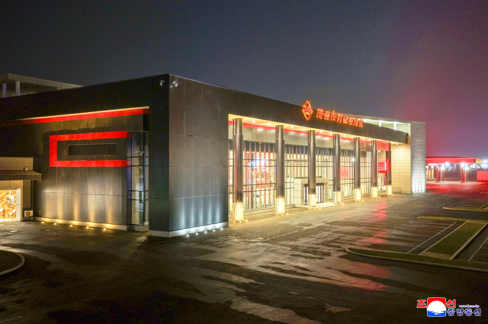 Уважаемый товарищ Ким Чен Ын осмотрел ряд сервисных учреждений на 4 участке Хвасона в преддверии их открытия